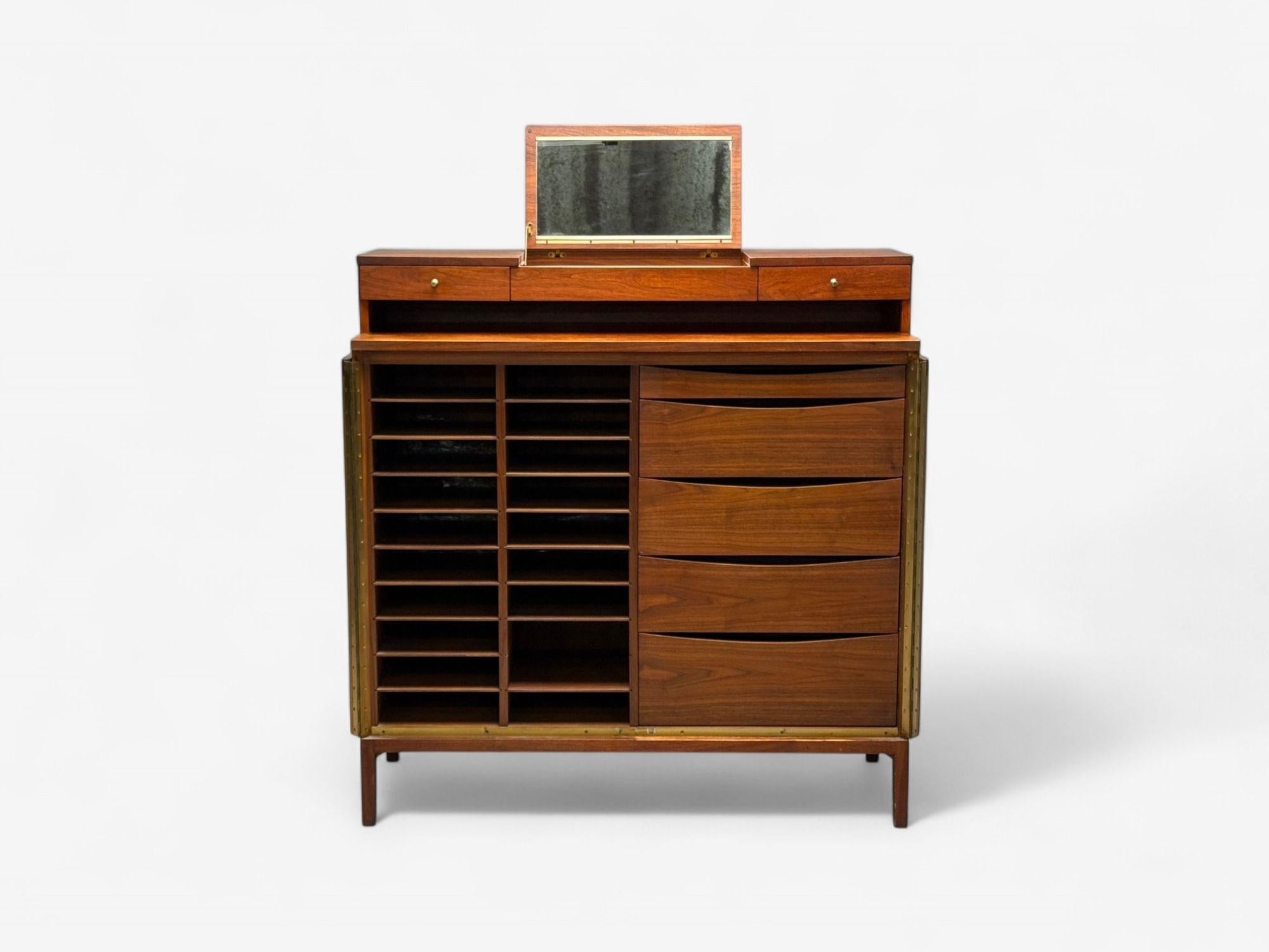 Fine XX secolo Paul McCobb, Comò moderno americano, noce, cassettone, USA, anni '70 in vendita
