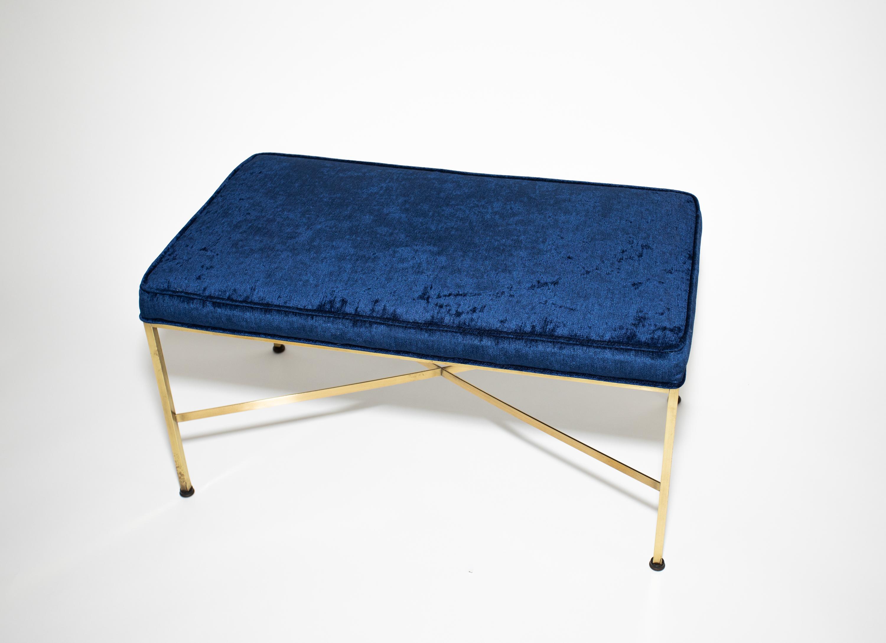 Paul Mccobb Upholstered Bench.
Manufactured by Calvin.
Original brass structure and pad feet.
Recently re-upholstered in blue velvet.