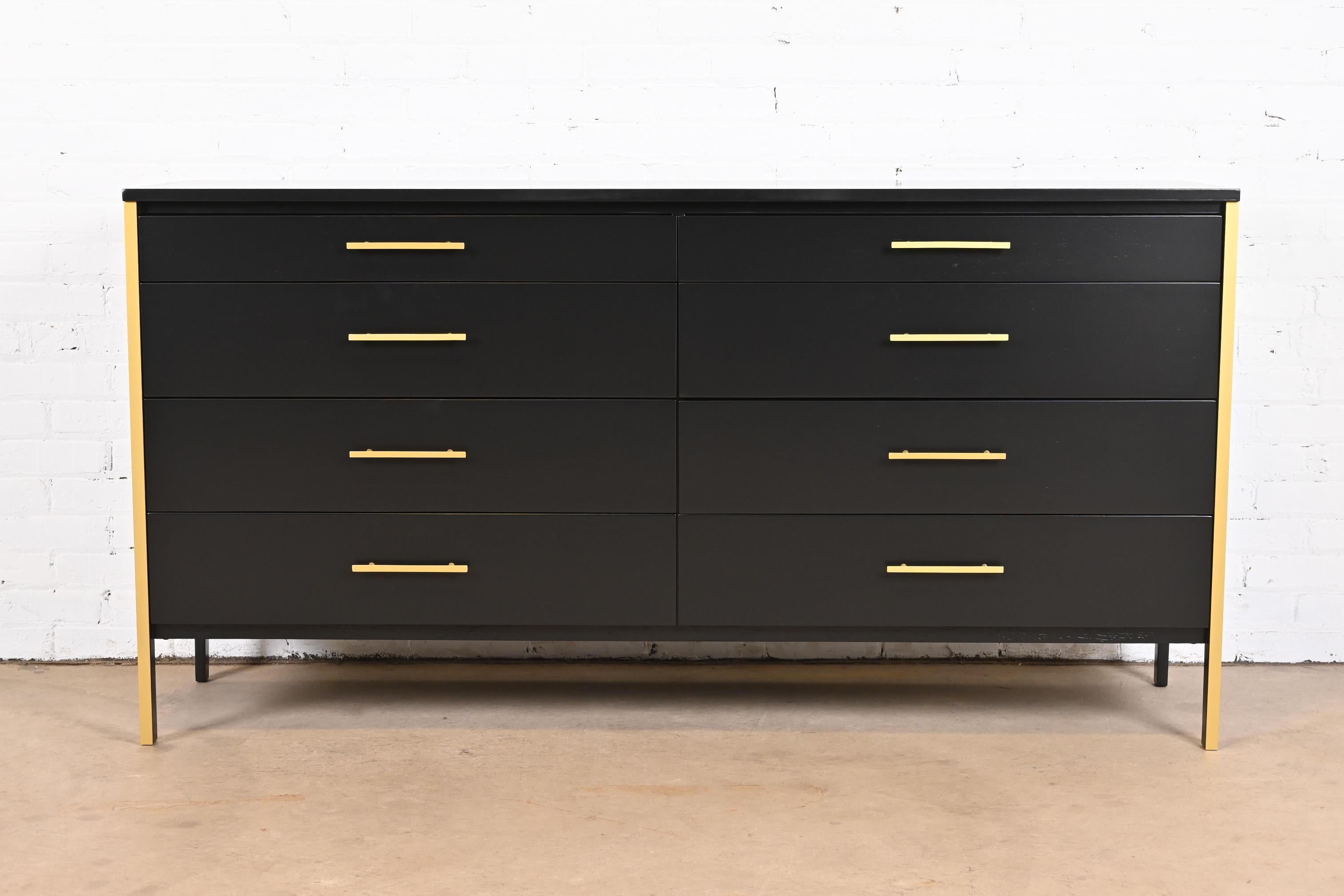 Mid-Century Modern Commode ou crédence Paul McCobb en laque noire et laiton, nouvellement revernie en vente