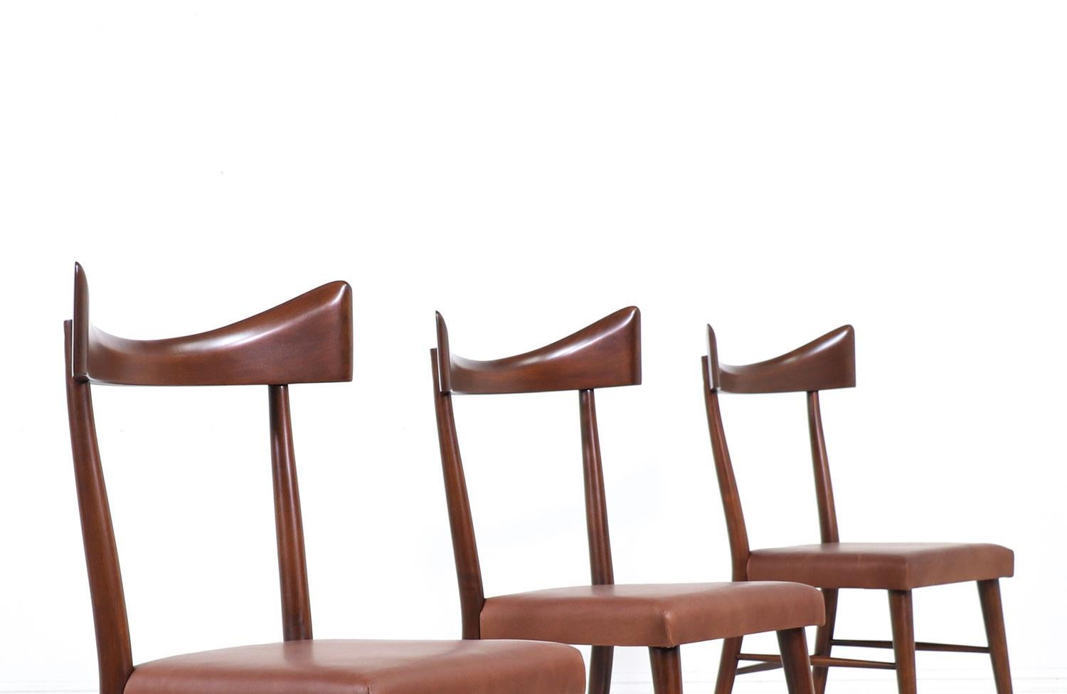 Fachmännisch restauriert – Paul McCobb „Bowtie“ Esszimmerstühle für Winchendon Furniture (Leder) im Angebot