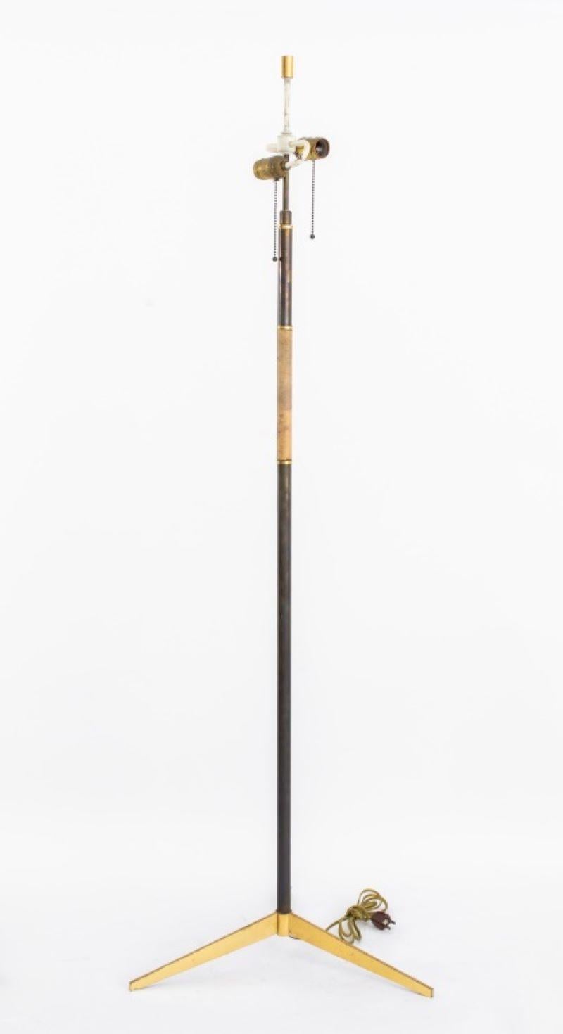 Lampadaire tripode en laiton de Paul McCobb, avec des pieds en laiton doré et un parchemin appliqué sur une partie de la colonne, apparemment non marqué. Hauteur 54