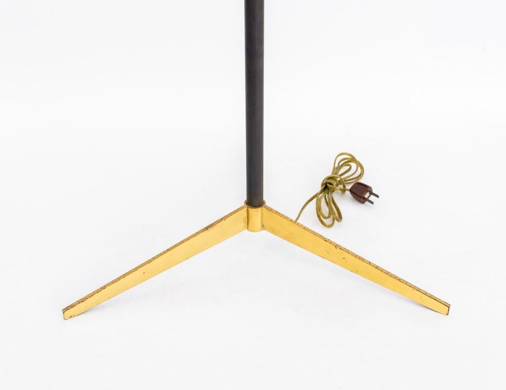 20ième siècle Paul McCobb - Lampadaire tripode en laiton en vente