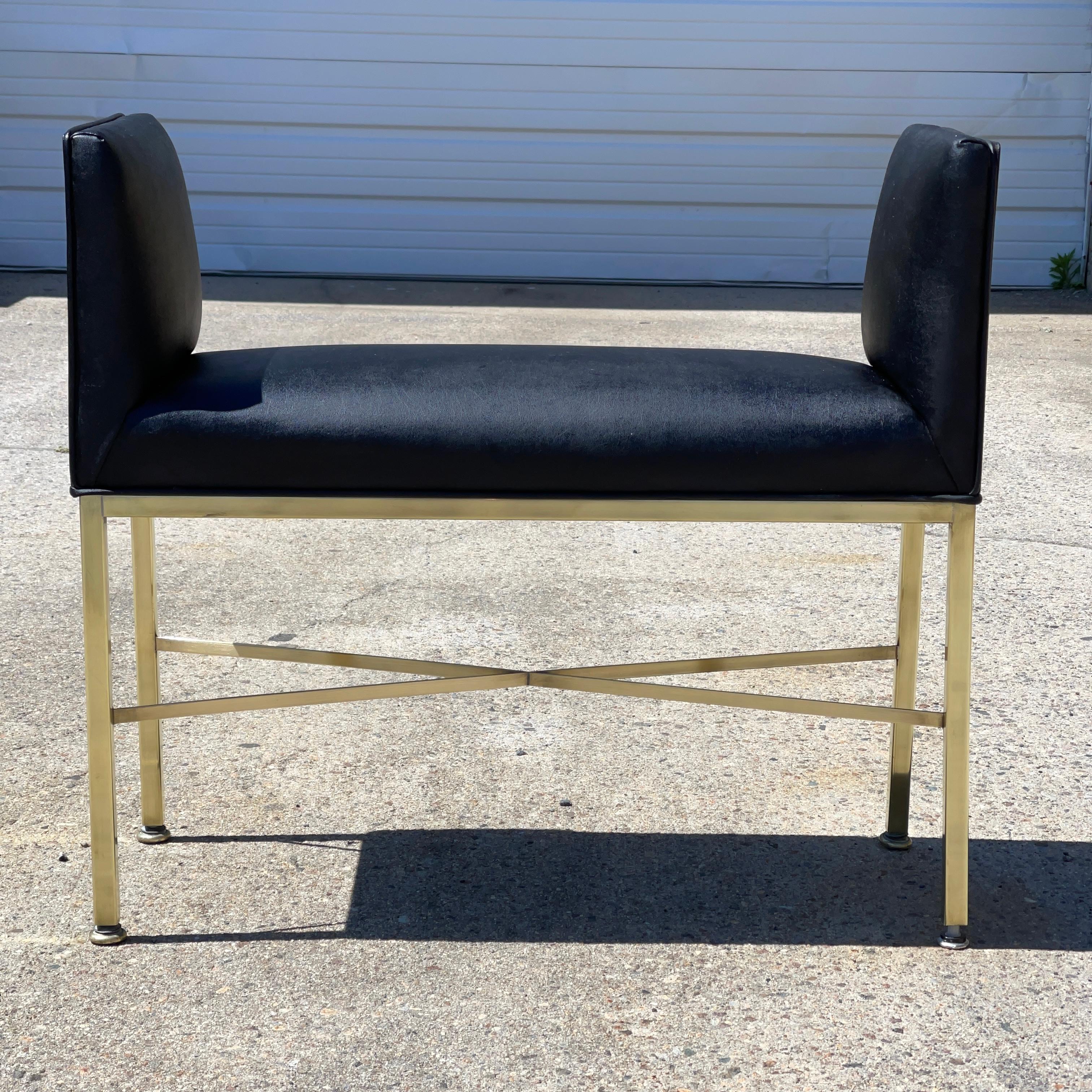 Panchina con barra quadrata in ottone massiccio a forma di x nello stile di  Paul McCobb per Calvin Furniture con seduta imbottita in similpelle nera con lati rialzati e maniglie in ottone incastonate. 26