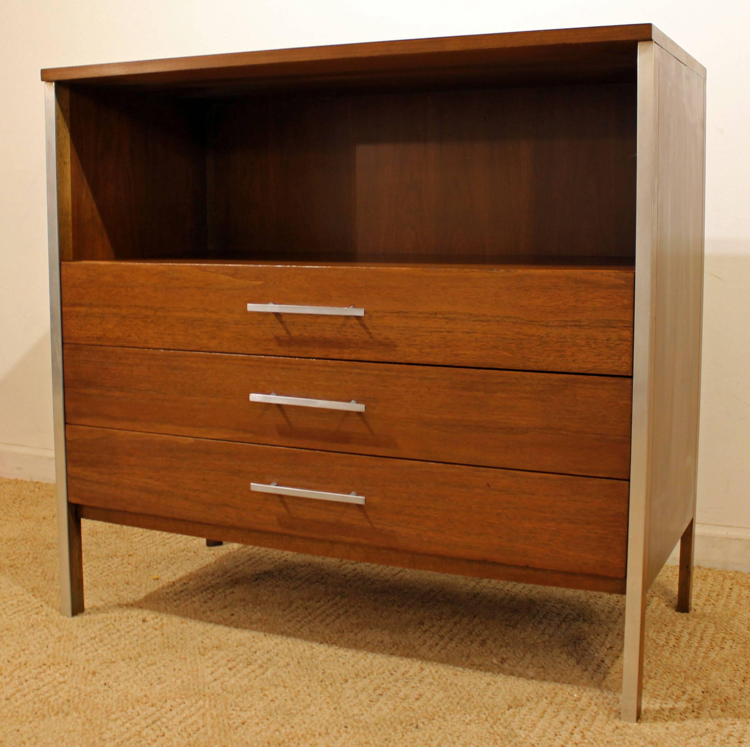 Ce modèle est une commode pour célibataire réalisée par Paul McCobb pour le groupe Calvin. Il est fabriqué en noyer avec des inserts en aluminium. Il a été entièrement restauré/fini.