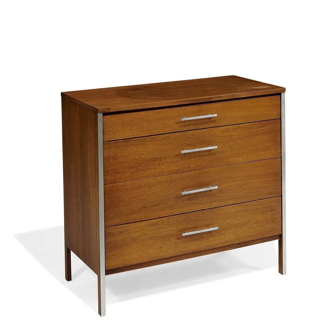 Commode moderne du milieu du siècle par Paul McCobb (1917-1969) pour Calvin Linear Group 
 
 
Cette commode en noyer et aluminium comporte quatre tiroirs centraux avec poignées. Grand Rapids, Michigan, années 1950
étiquette en aluminium 'CALVIN'