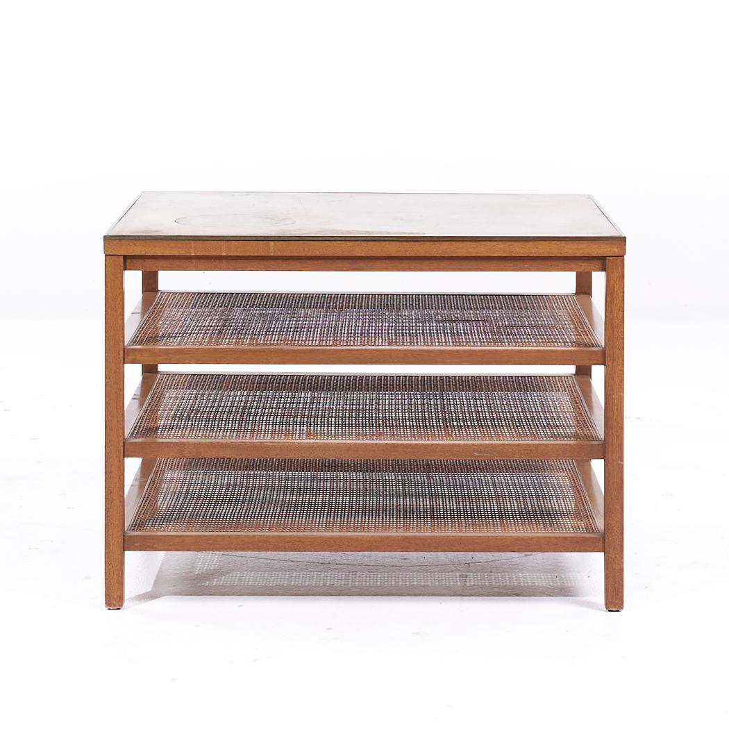 Paul McCobb pour Calvin Table d'appoint en cuir, laiton et acajou blanchi pour revues, milieu de siècle

Cette table d'appoint mesure : 28 de large x 22 de profond x 20.25 de haut

Tous les meubles peuvent être achetés dans ce que nous appelons un