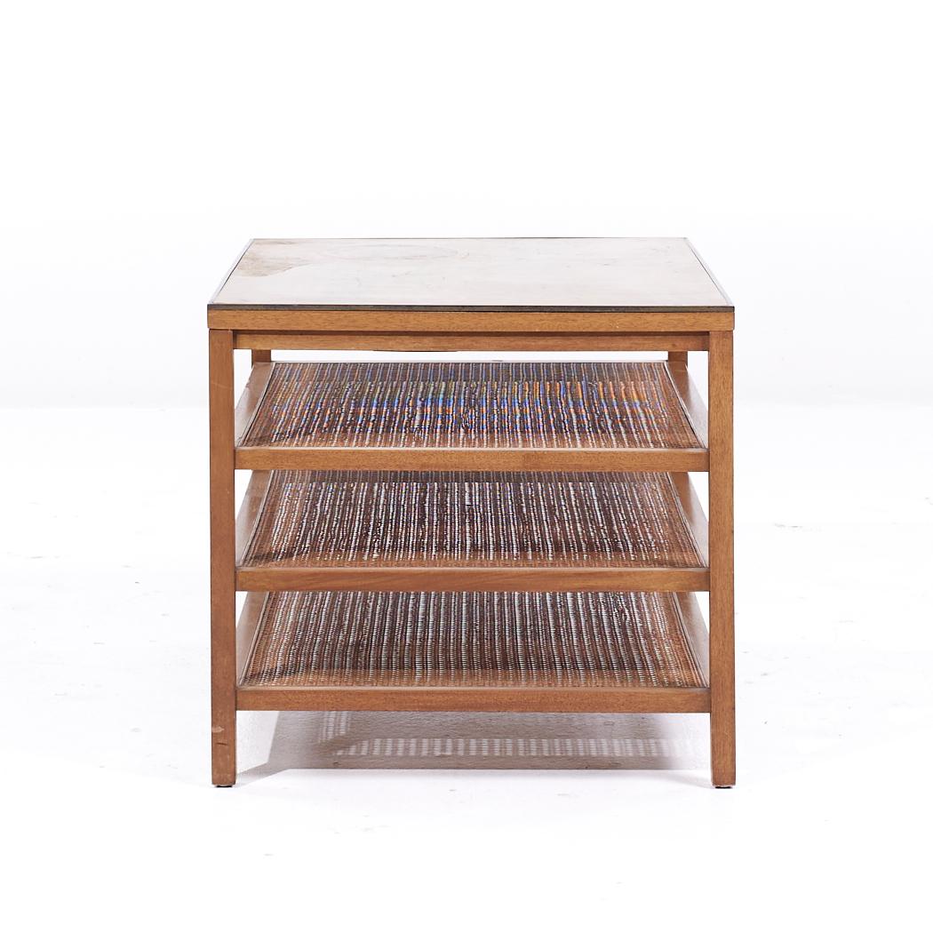 Américain Paul McCobb Calvin Table d'appoint pour magazine en cuir, laiton et acajou blanchi MCM en vente