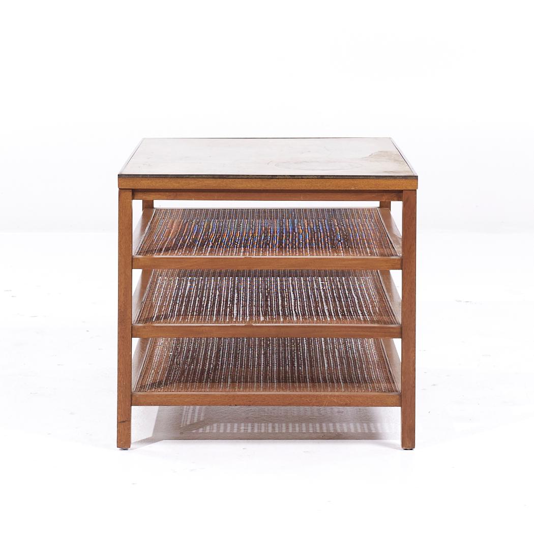 Blanchi Paul McCobb Calvin Table d'appoint pour magazine en cuir, laiton et acajou blanchi MCM en vente