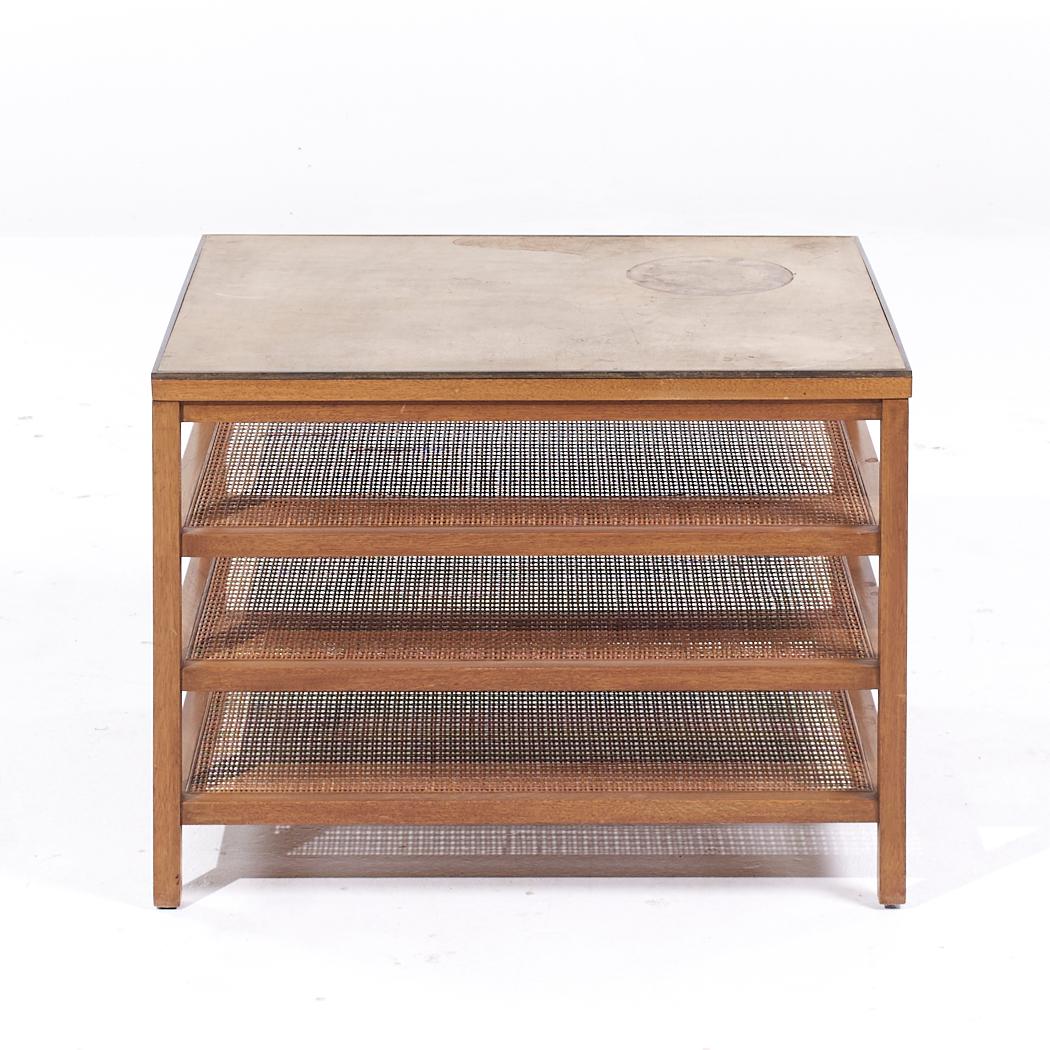 Fin du 20e siècle Paul McCobb Calvin Table d'appoint pour magazine en cuir, laiton et acajou blanchi MCM en vente