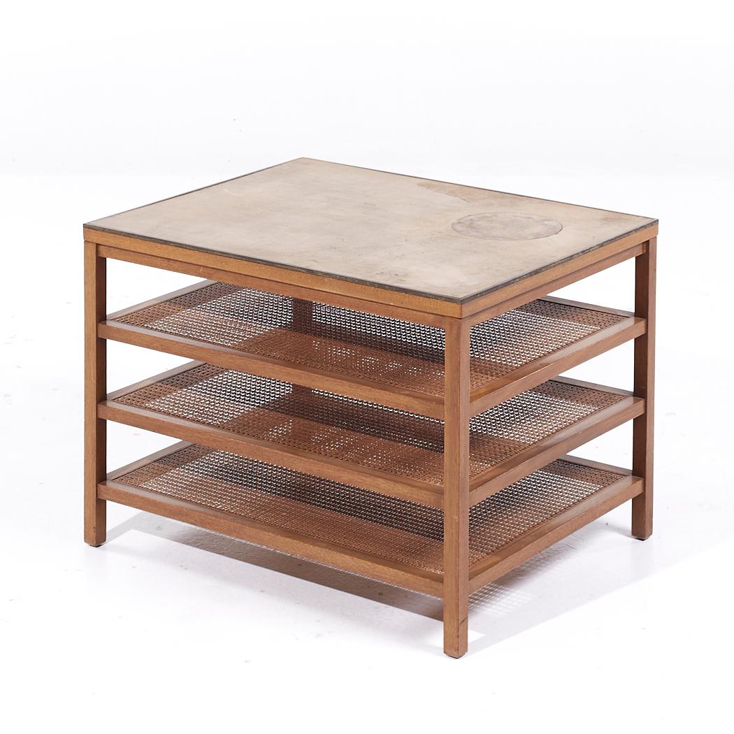 Laiton Paul McCobb Calvin Table d'appoint pour magazine en cuir, laiton et acajou blanchi MCM en vente