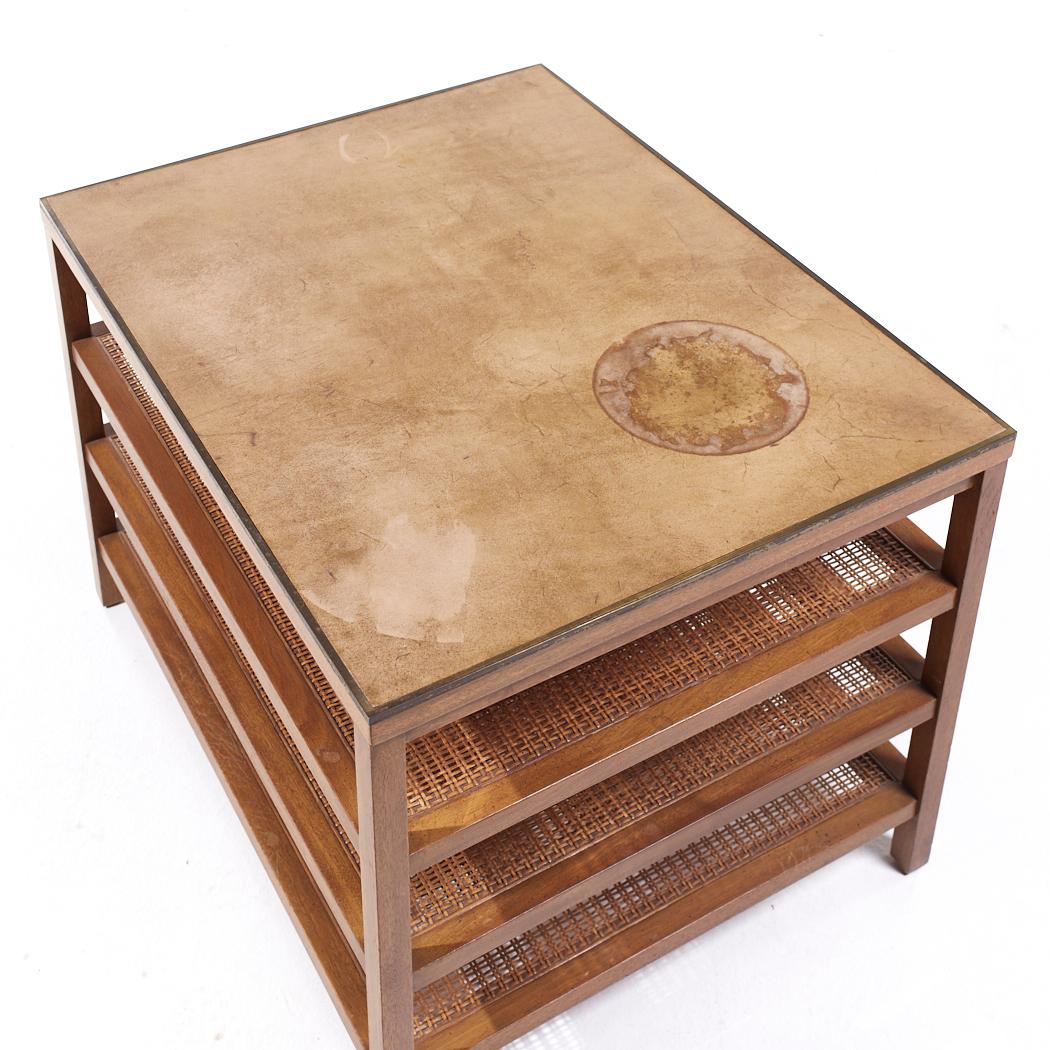 Paul McCobb Calvin Table d'appoint pour magazine en cuir, laiton et acajou blanchi MCM en vente 1