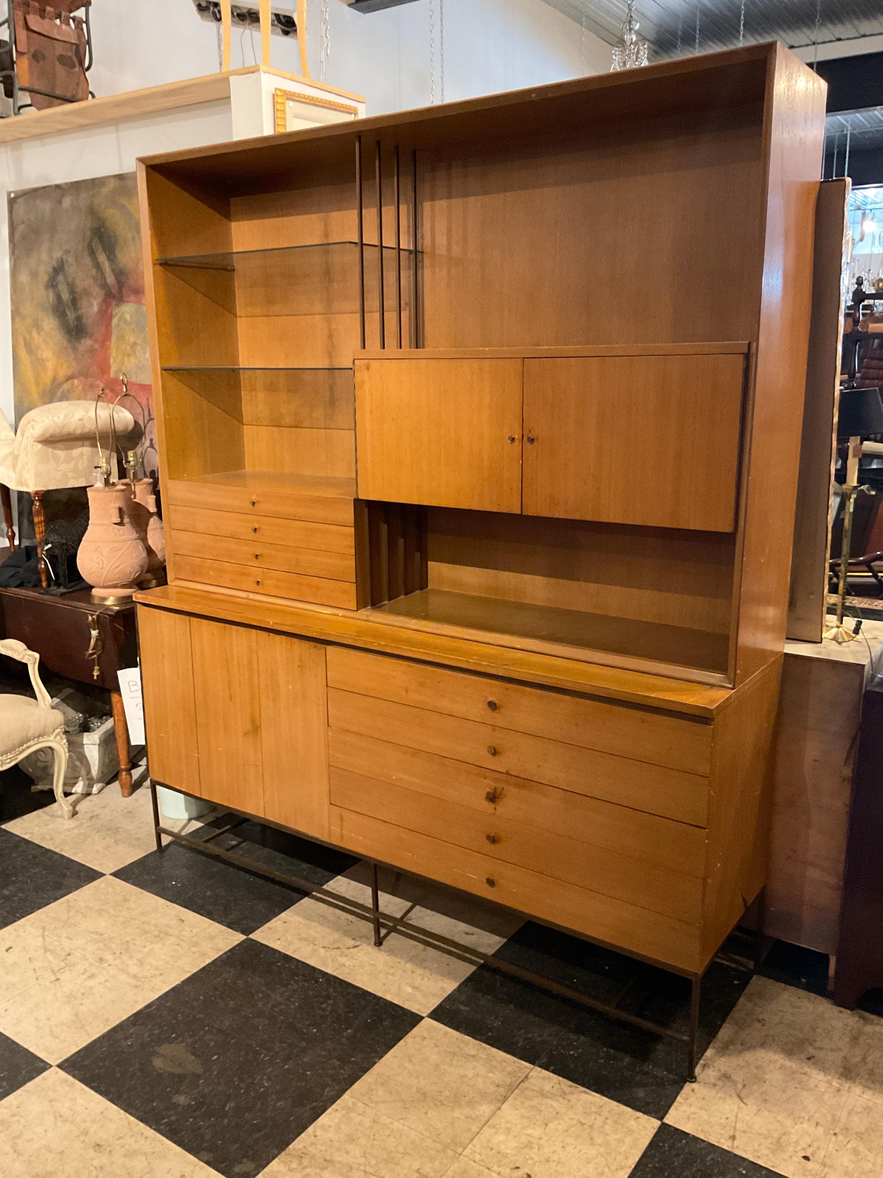 1960s two piece walnut and brass wall unit by Paul McCobb for Calvin Furniture, Irwin Collection.
Needs refinishing.