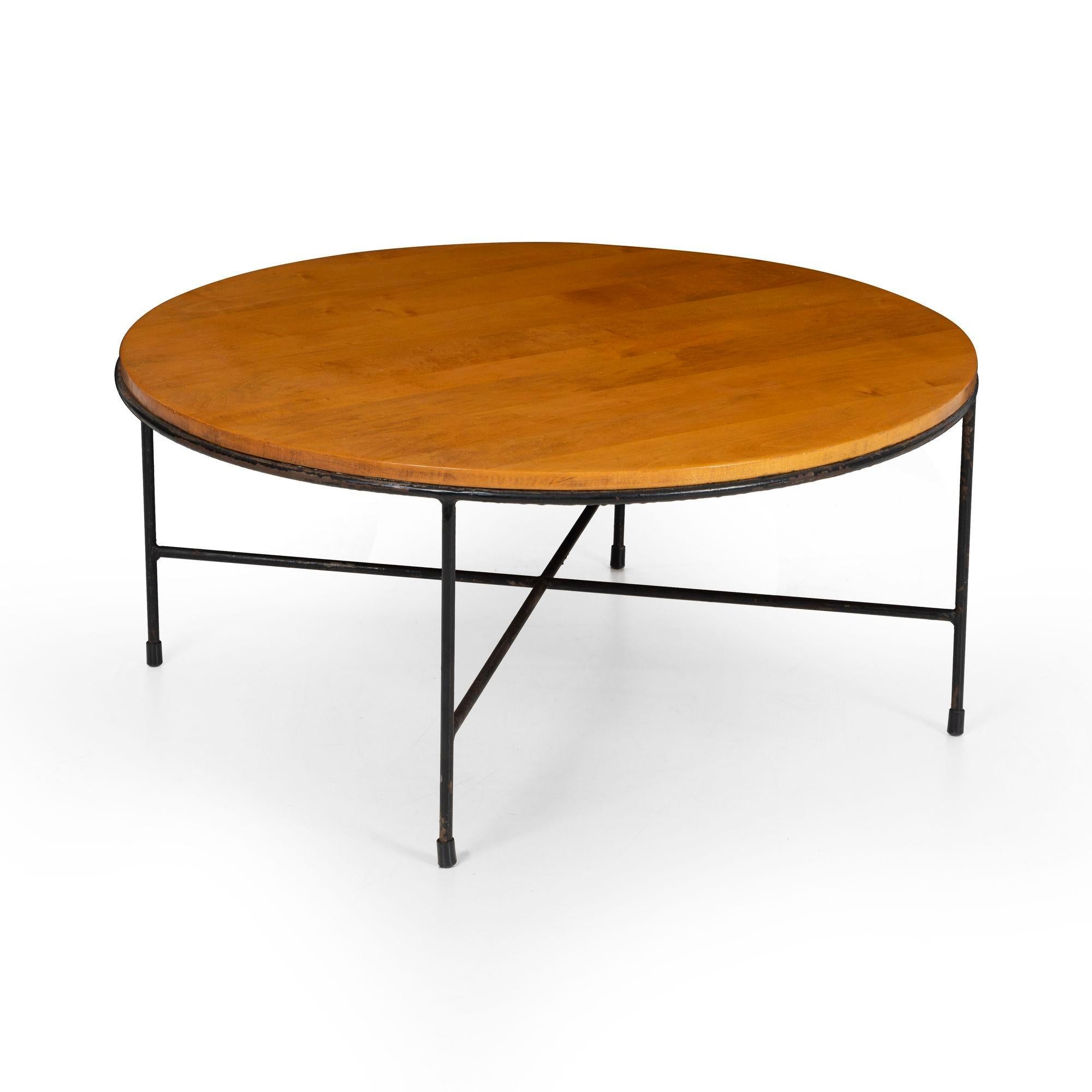 Table basse Paul McCobb, Planner Group de Winchendon 1950, dessus en érable et cadre en fer forgé.
Signé sur la face inférieure, Paul McCobb.