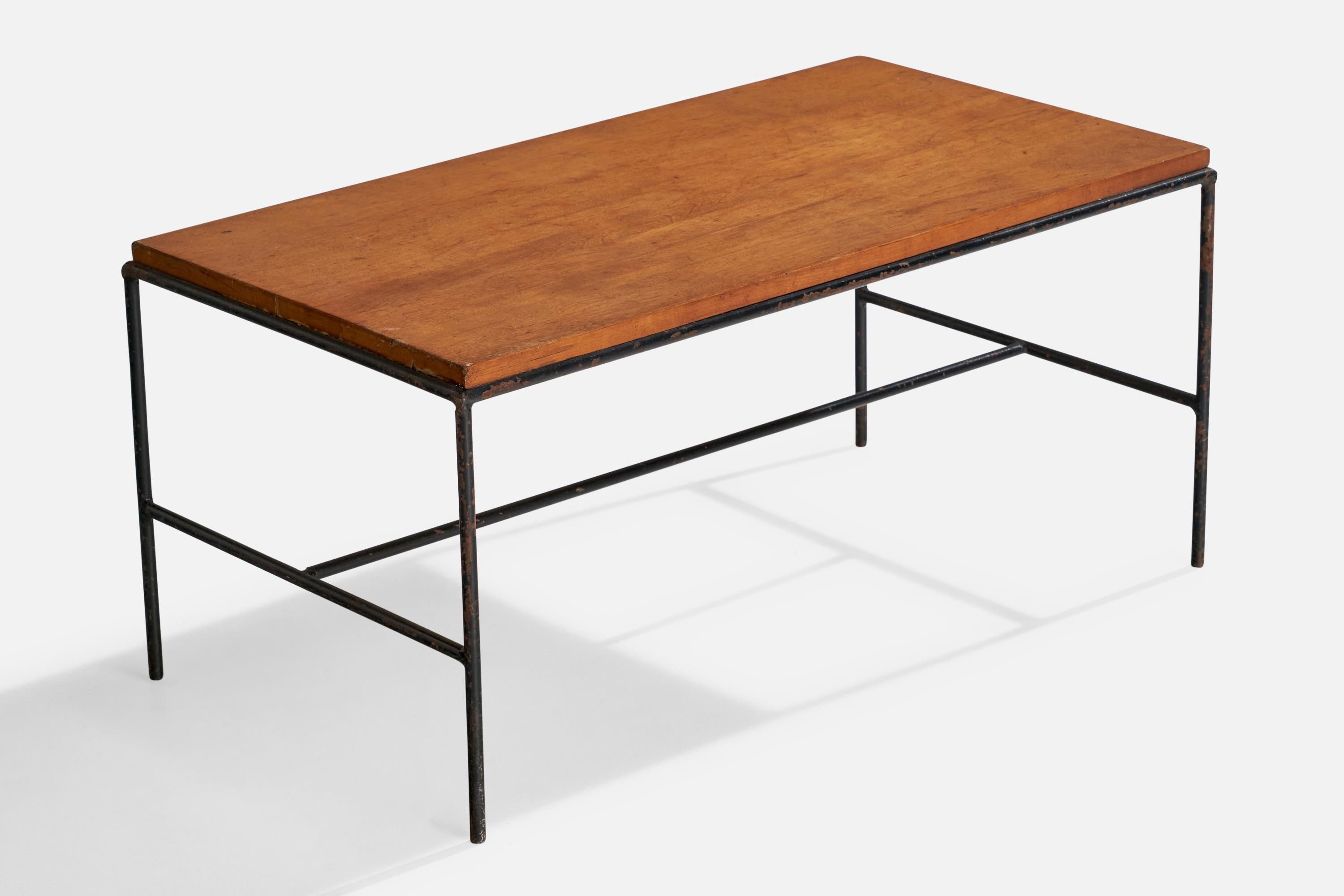 Ein Couchtisch aus schwarz lackiertem Eisen und Ahorn, entworfen von Paul McCobb und hergestellt von Planner Group, USA, um 1950.

