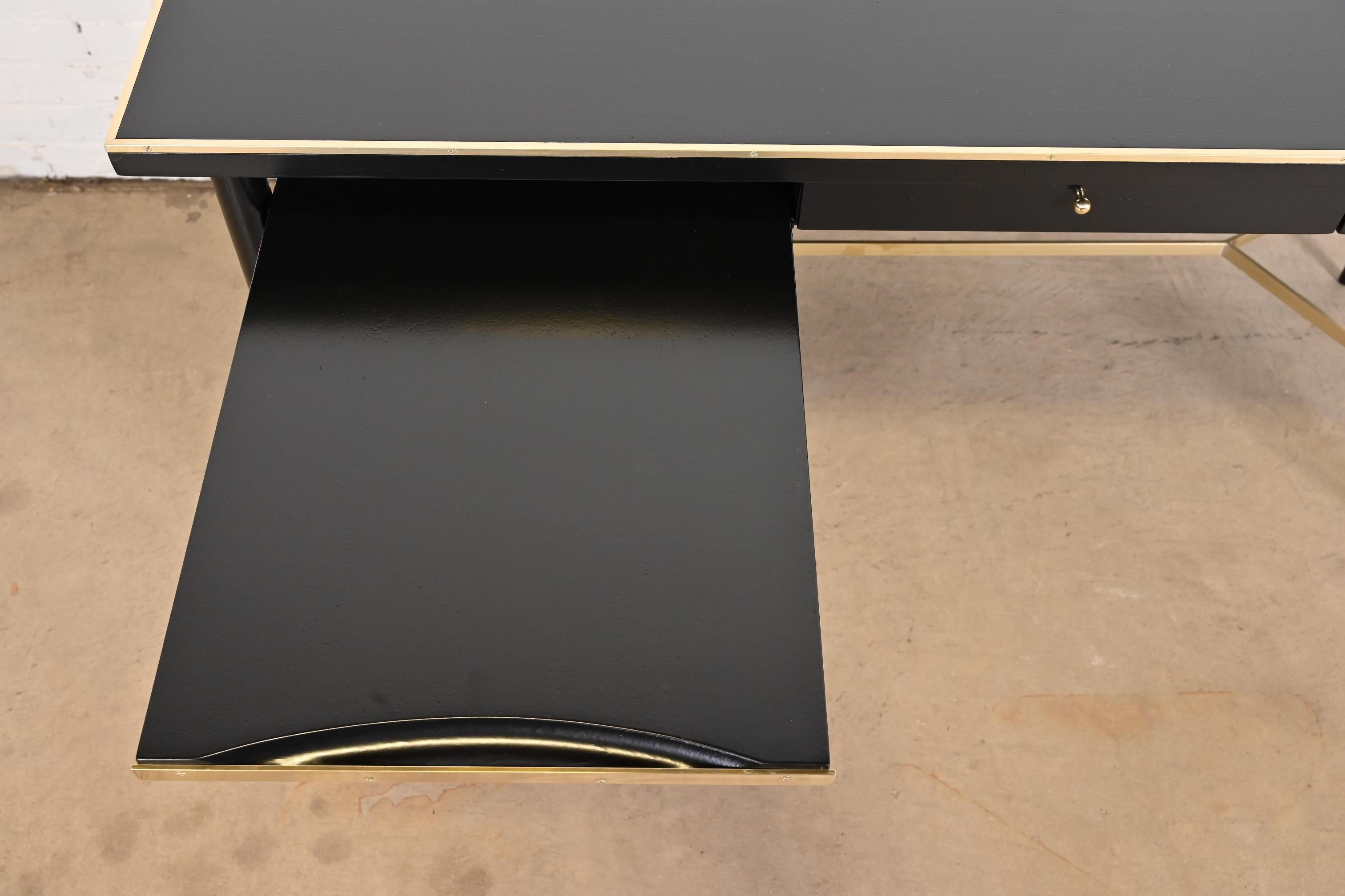 Scrivania Paul McCobb Connoisseur Collection in lacca nera e ottone, rifinita in vendita 5
