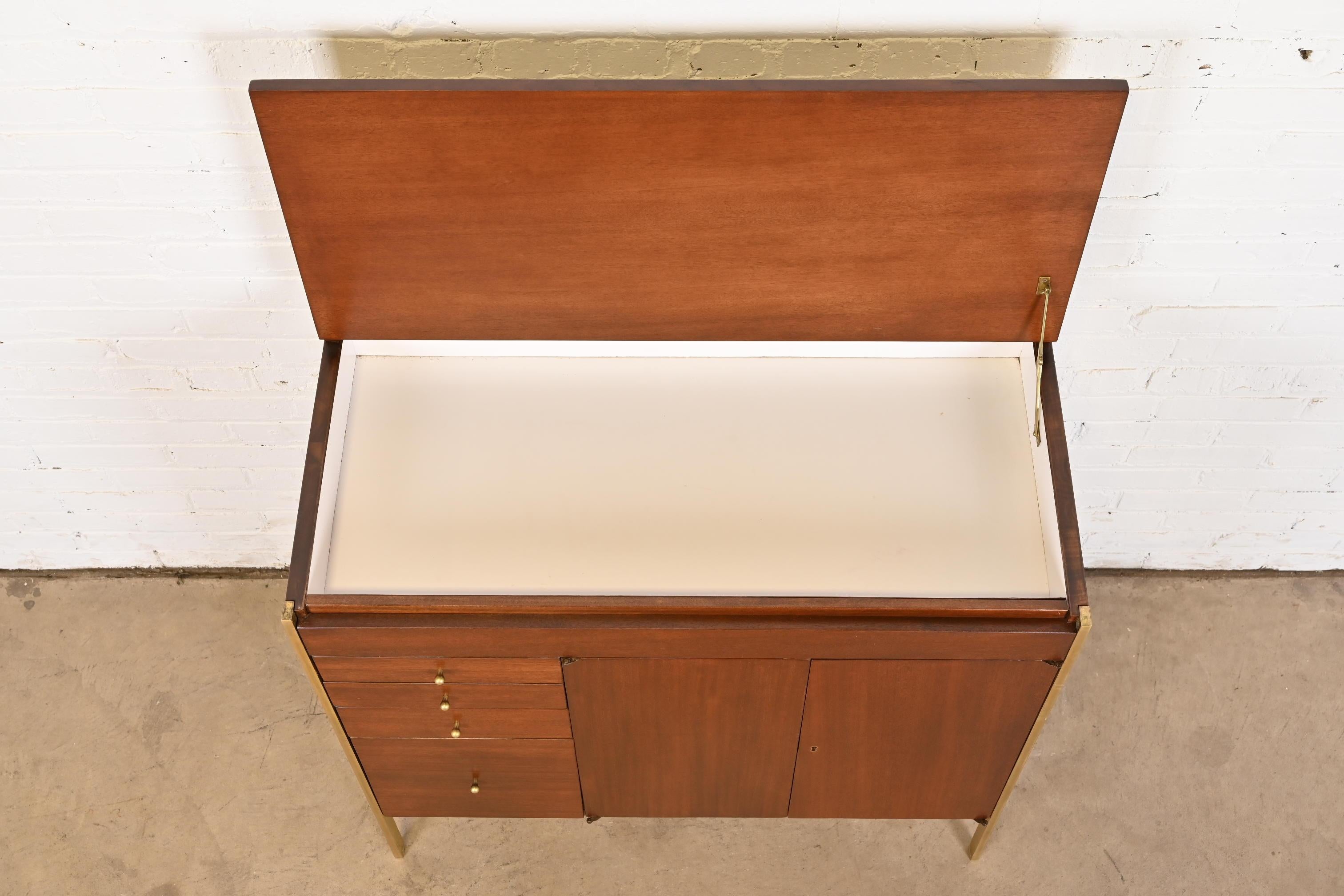 Paul McCobb Connoisseur Collection Mahogany and Brass Lift Top Bar Cabinet en vente 6