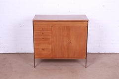 Armadio da bar con piano di sollevamento in mogano e ottone della collezione Paul McCobb