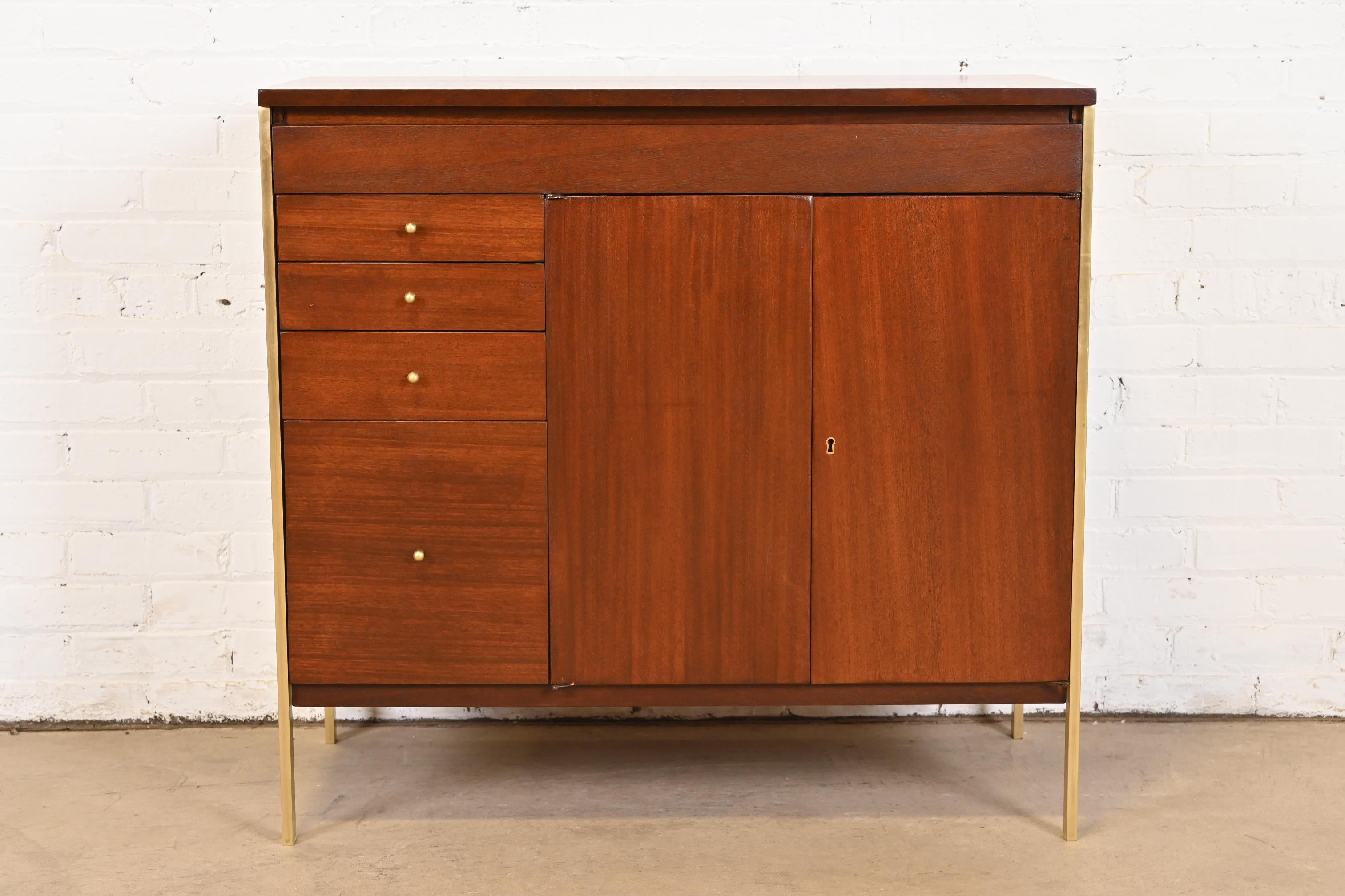 Mid-Century Modern Paul McCobb Connoisseur Collection Mahogany and Brass Lift Top Bar Cabinet en vente