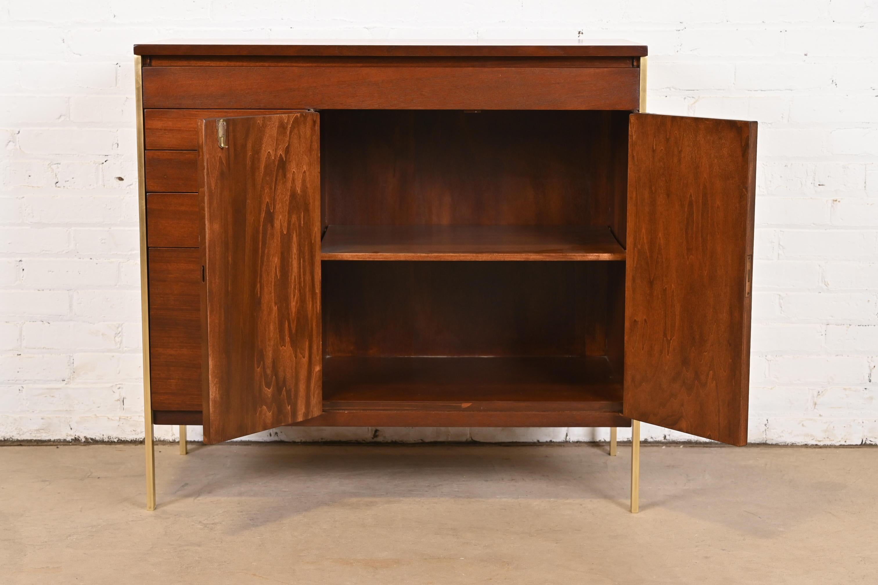 Paul McCobb Connoisseur Collection Mahogany and Brass Lift Top Bar Cabinet en vente 2