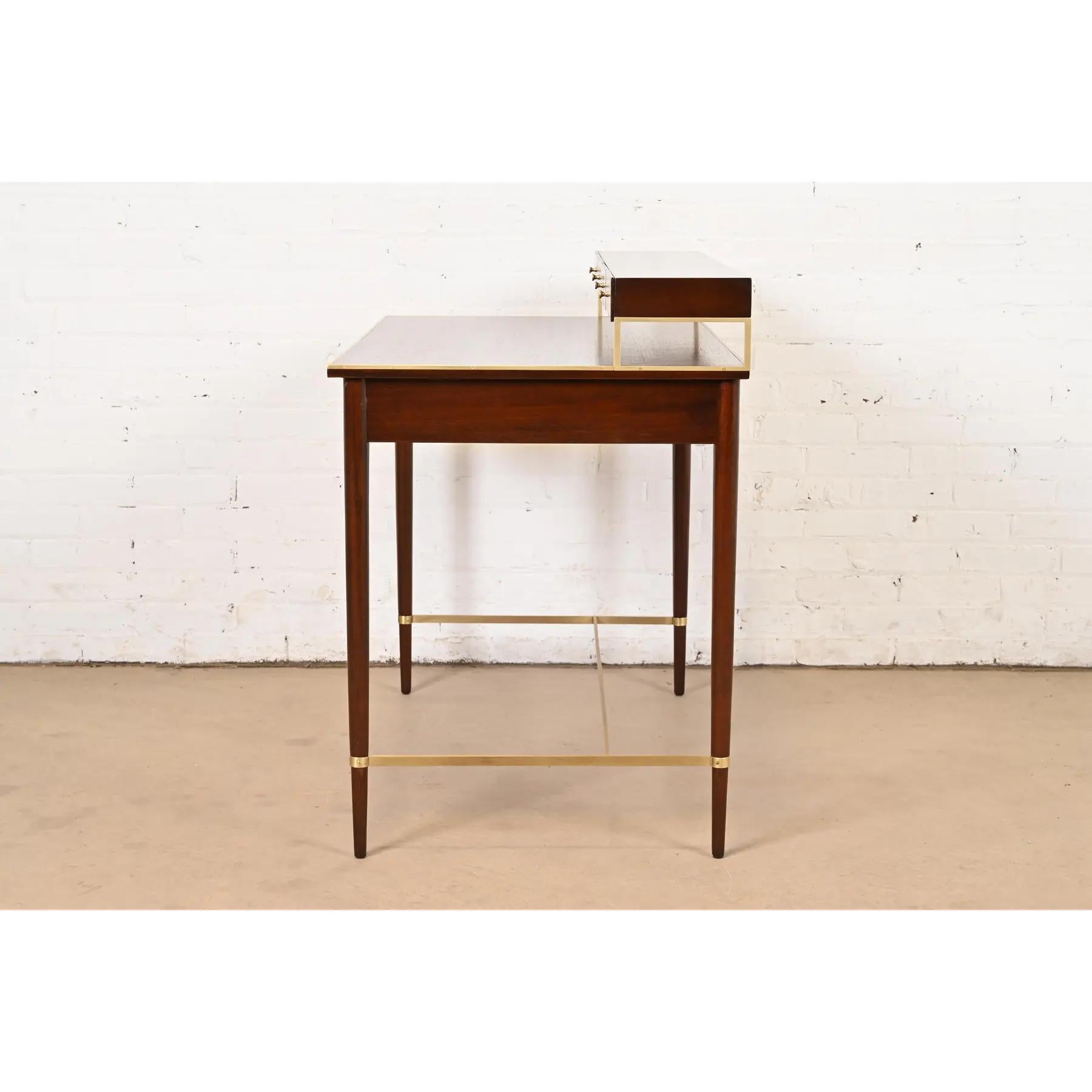 Paul McCobb The Connoisseur Collection Scrivania in mogano e ottone, rifinita in vendita 3
