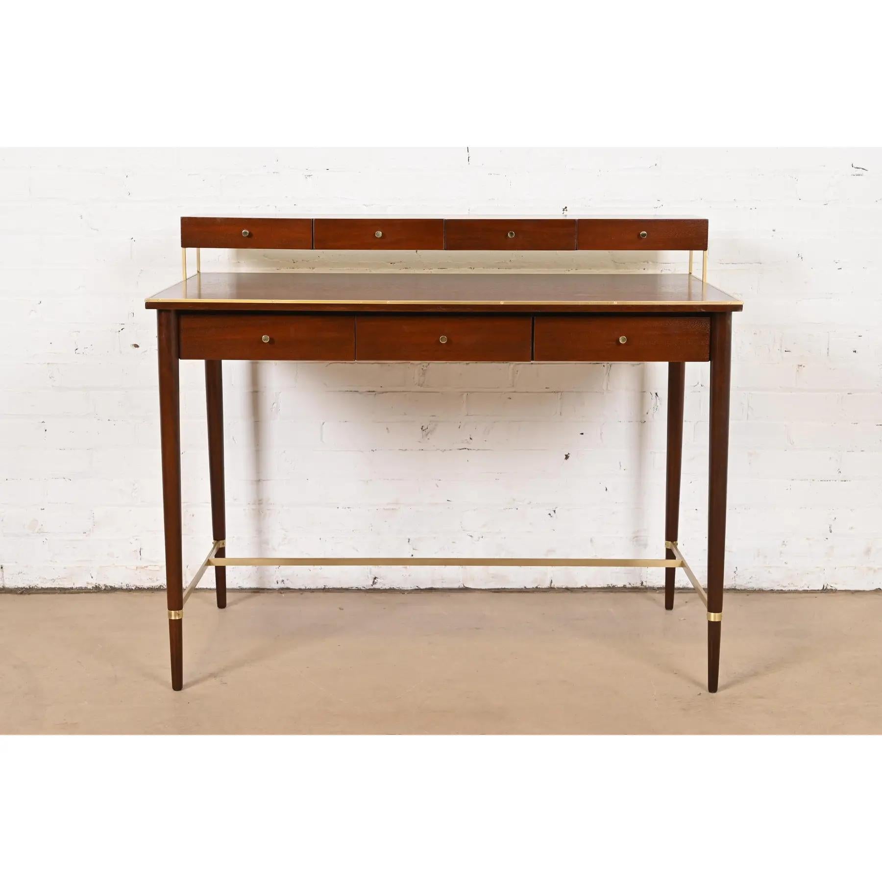 Mid-Century moderno Paul McCobb The Connoisseur Collection Scrivania in mogano e ottone, rifinita in vendita
