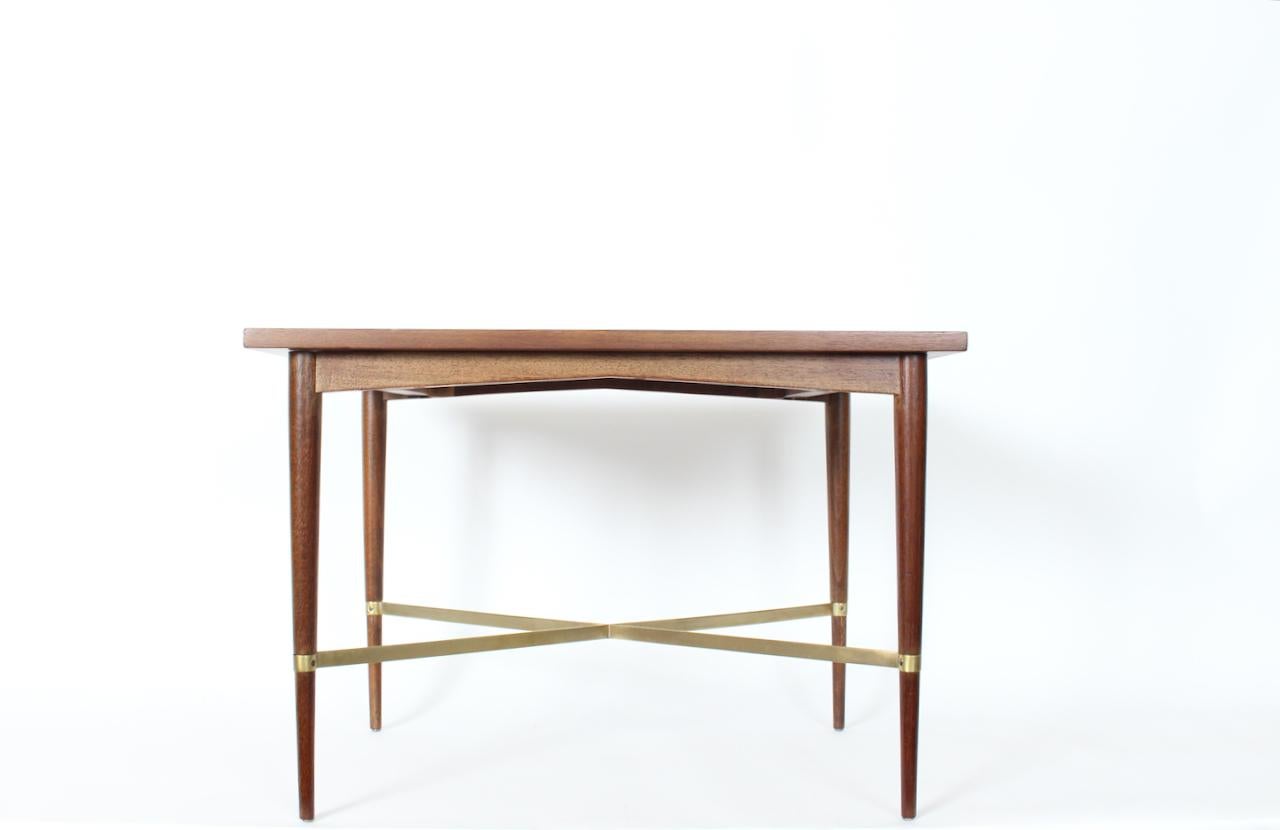 Paul McCobb Connoisseur Collectional pour H. Sacks & Sons Table d'extrémité en acajou.  Le cadre rectangulaire robuste et équilibré est doté d'une surface en acajou lisse, de pieds tournés et de traverses tubulaires carrées en laiton poli. Avec