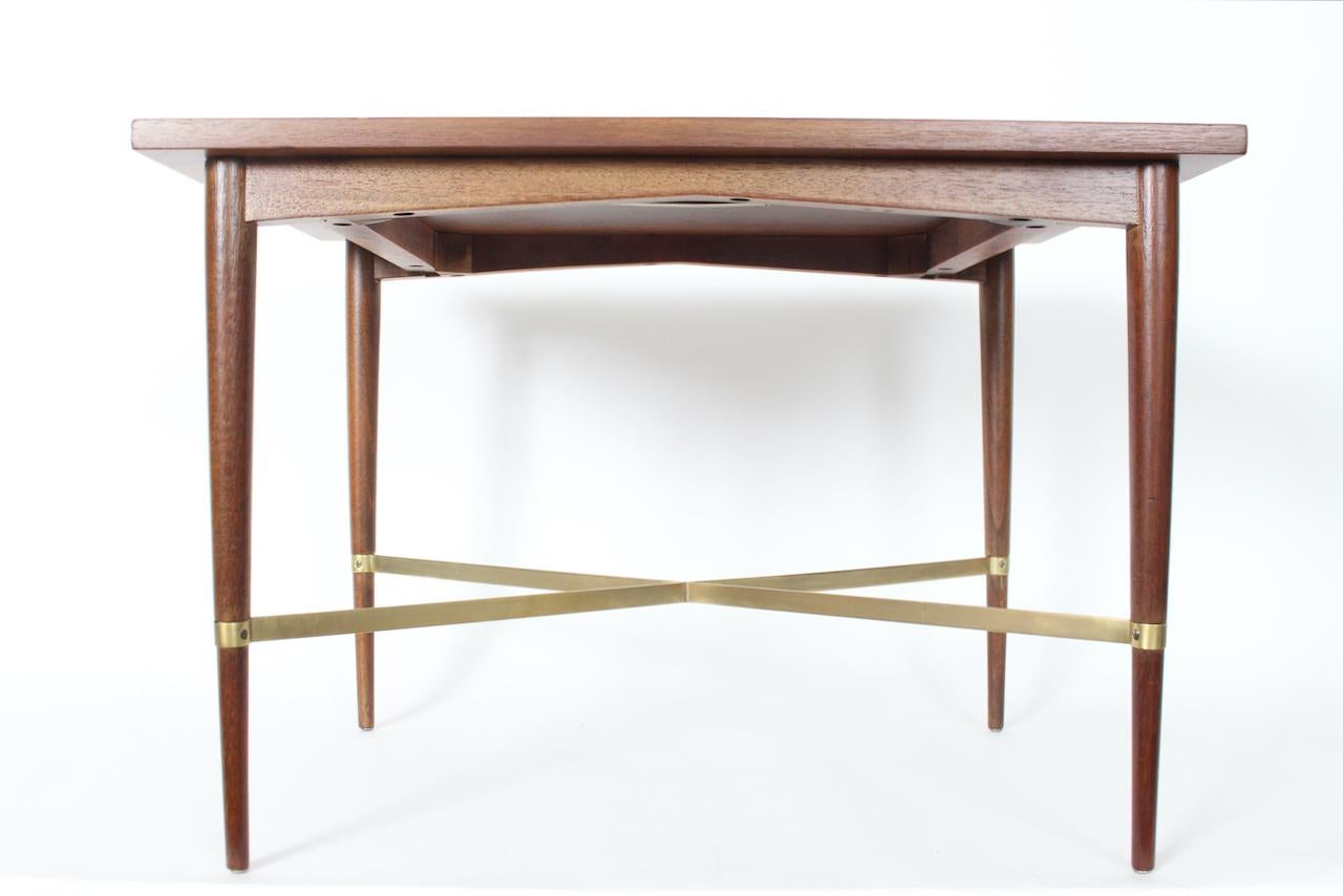 Milieu du XXe siècle Table d'appoint Paul McCobb Collection Connoisseur en acajou et laiton en vente