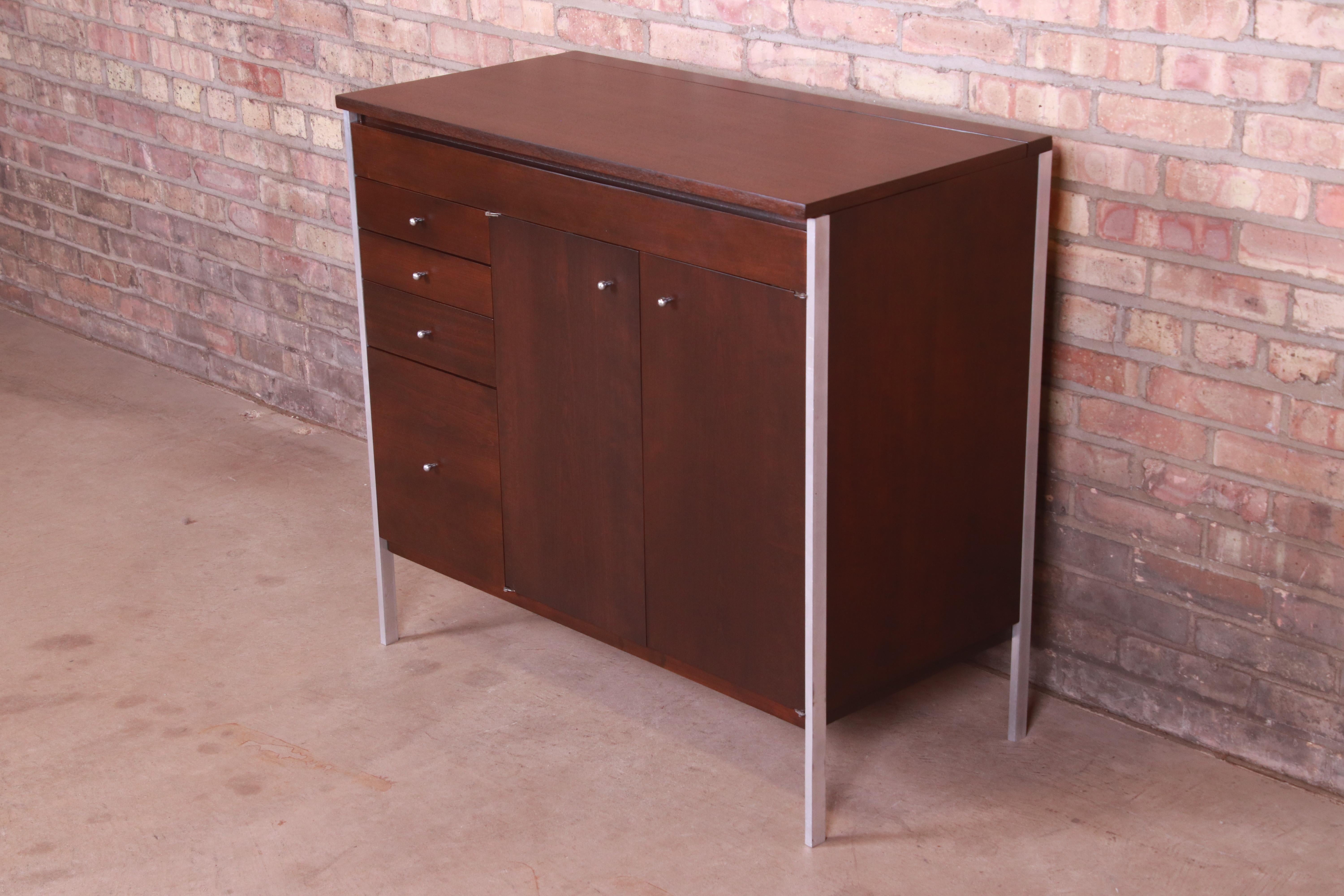 Mid-Century moderno Mobile bar liftato in mogano della collezione Paul McCobb, rifinito in vendita