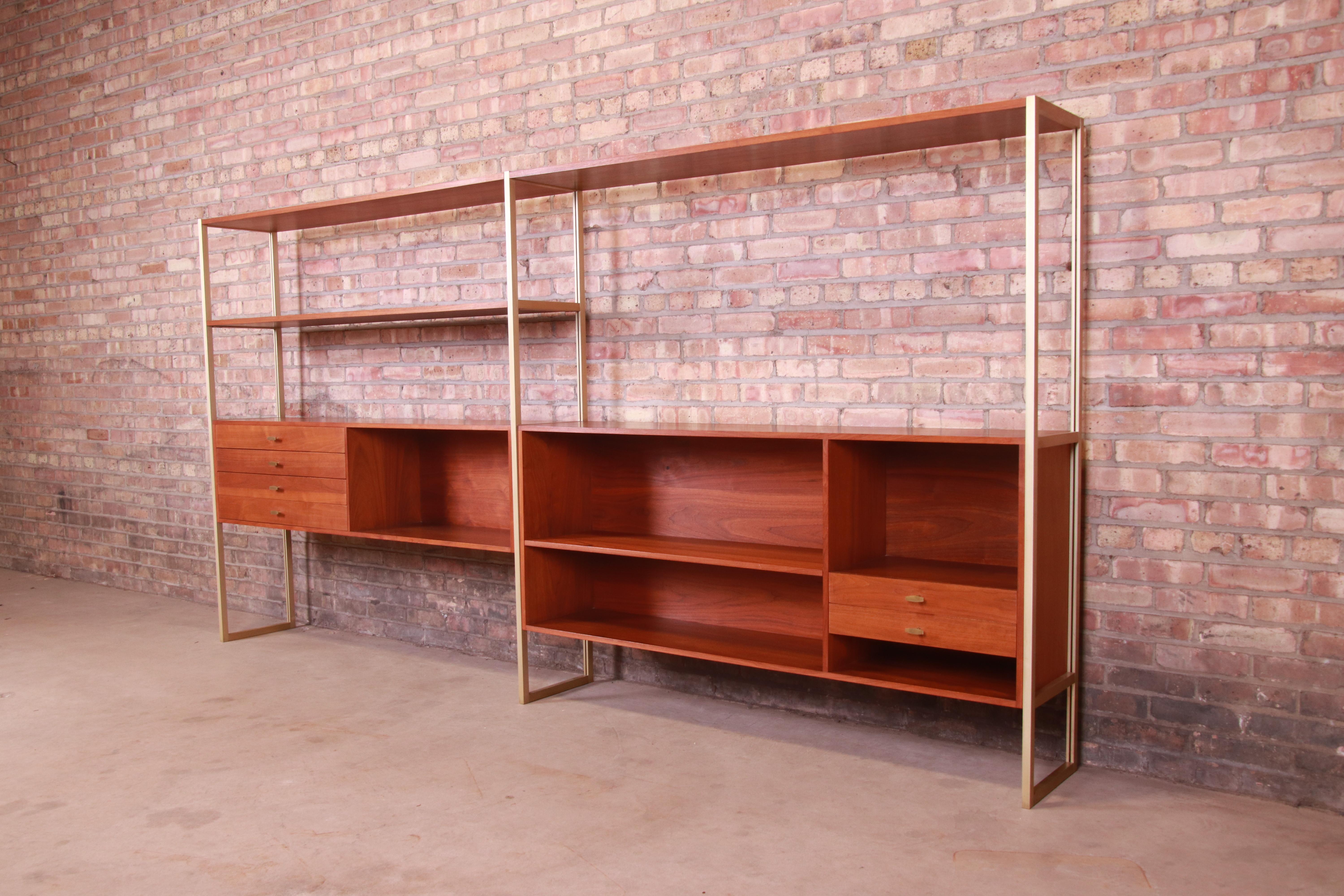 A rare and exceptional Mid-Century Modern bookcase wall unit or room divider

By Paul McCobb for H. Sacks & Sons

USA, 1950s

Walnut, with brass frame and original brass hardware.

Measures: 122.25