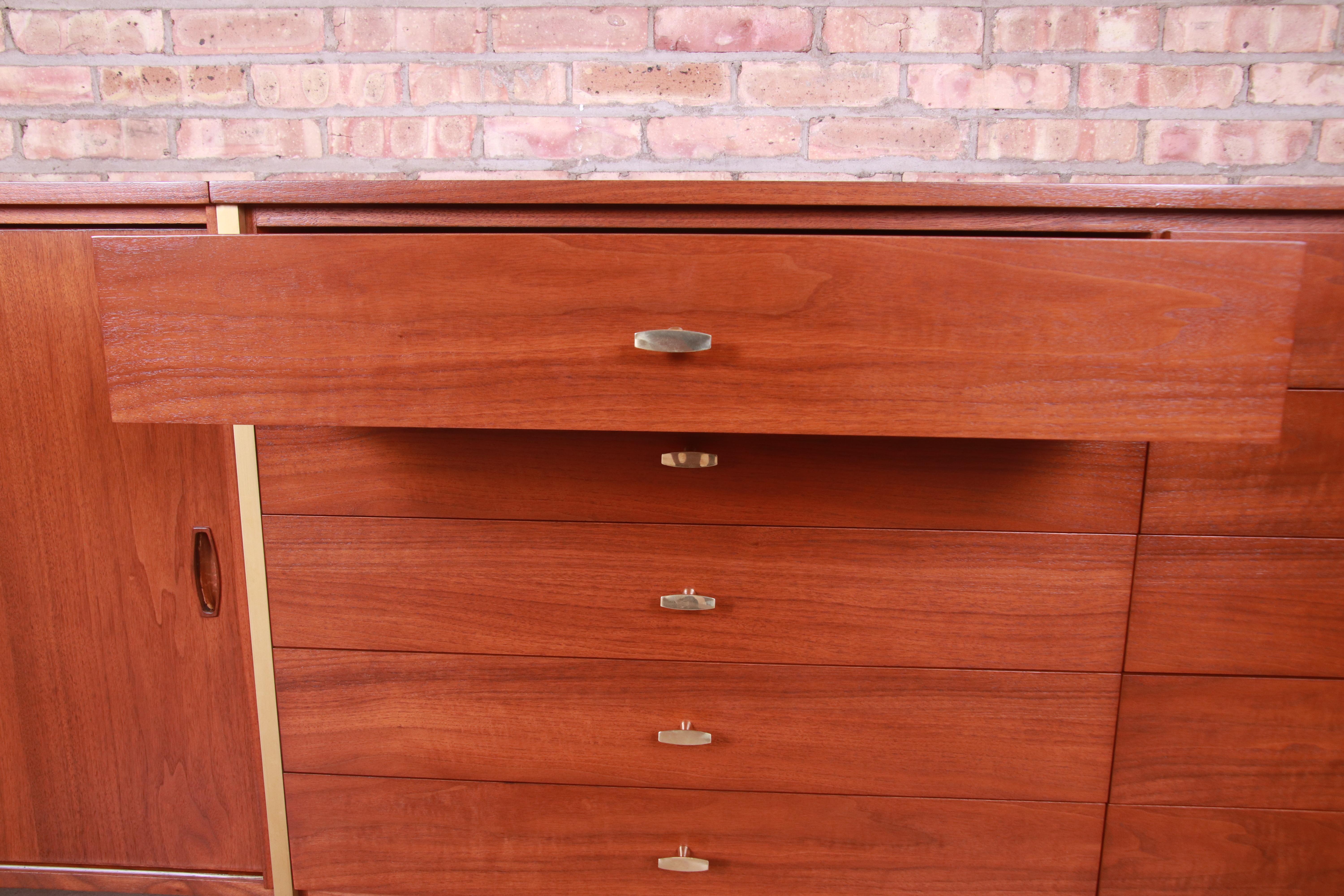 Paul McCobb Connoisseur Collection Walnut and Brass Monumental Credenza, 1950s 4