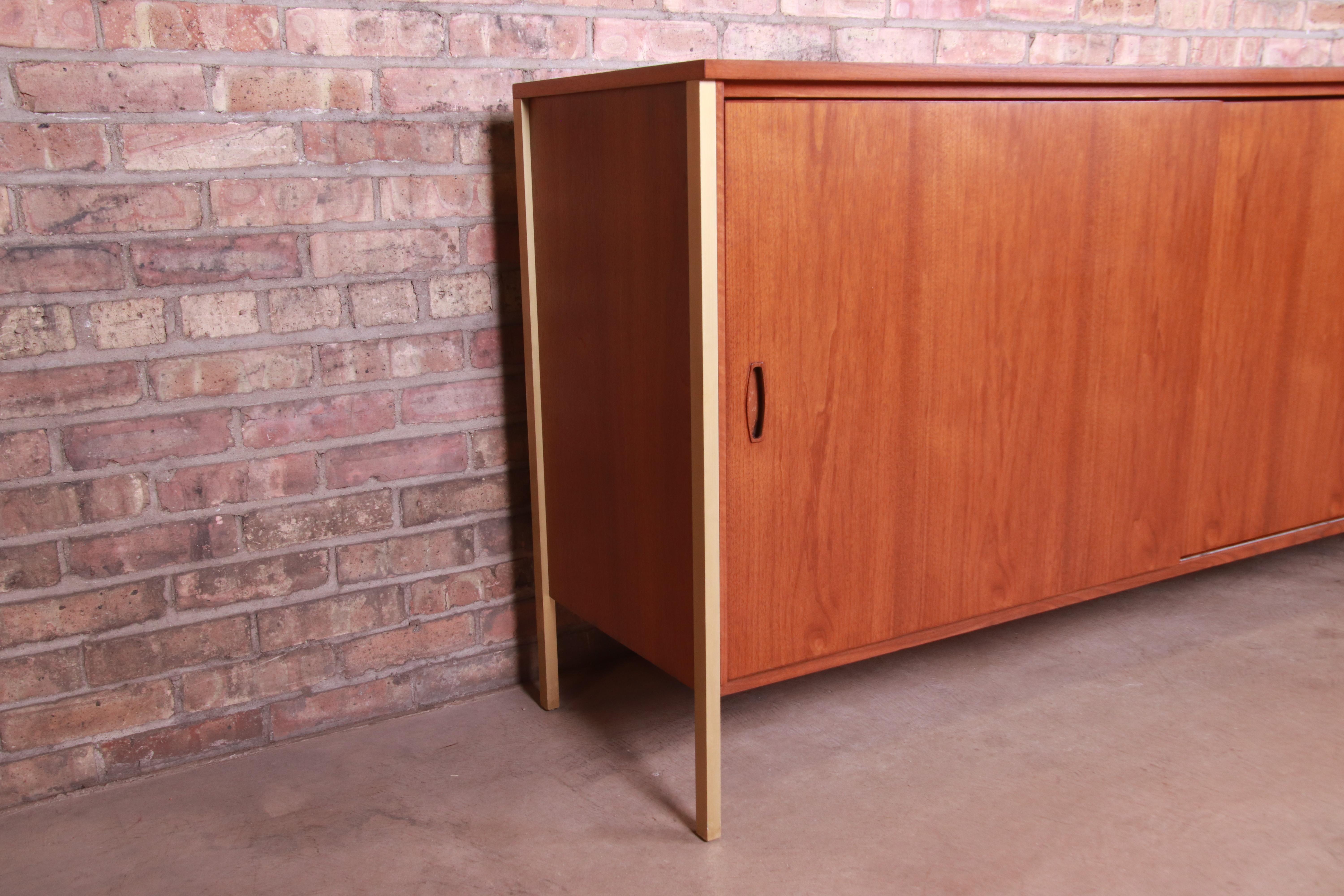 Paul McCobb Connoisseur Collection Walnut and Brass Monumental Credenza, 1950s 11
