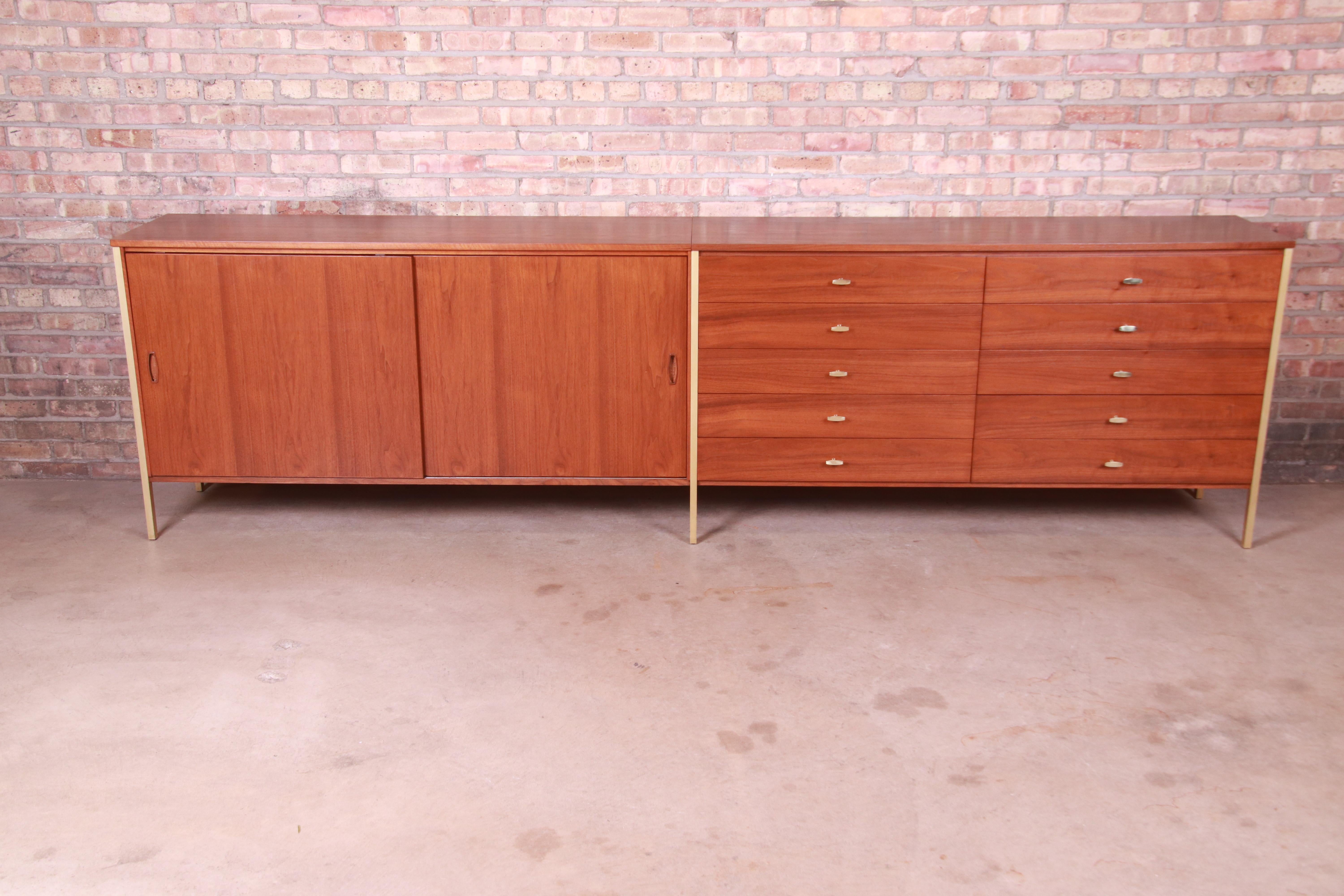 A rare and exceptional Mid-Century Modern monumental credenza, sideboard, dresser, or bar cabinet

By Paul McCobb for H. Sacks & Sons

USA, 1950s

Walnut, with brass legs and original brass hardware.

Measures: 122.5