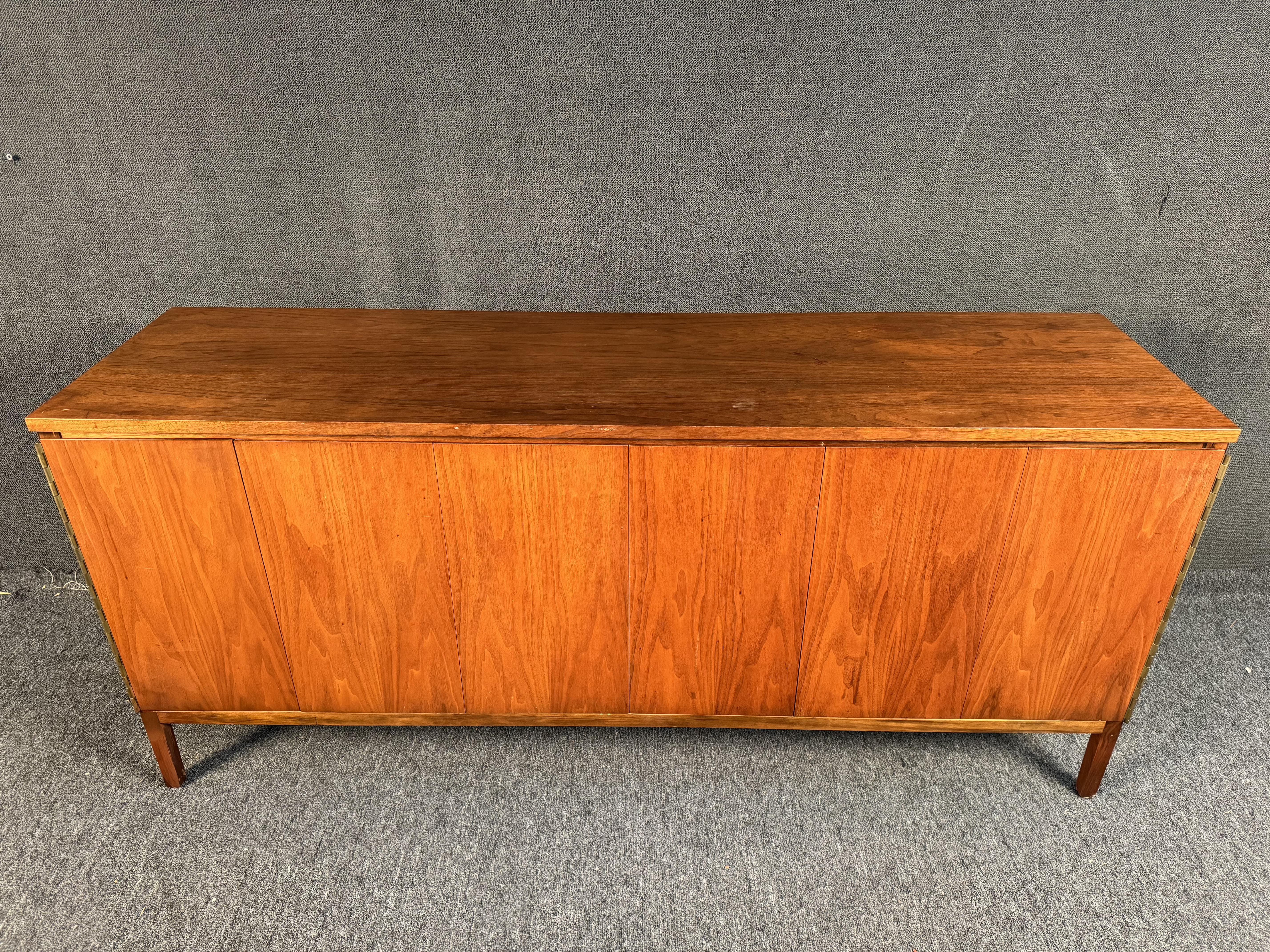 Mid-Century moderno Paul McCobb - Credenza di Calvin Furniture in vendita