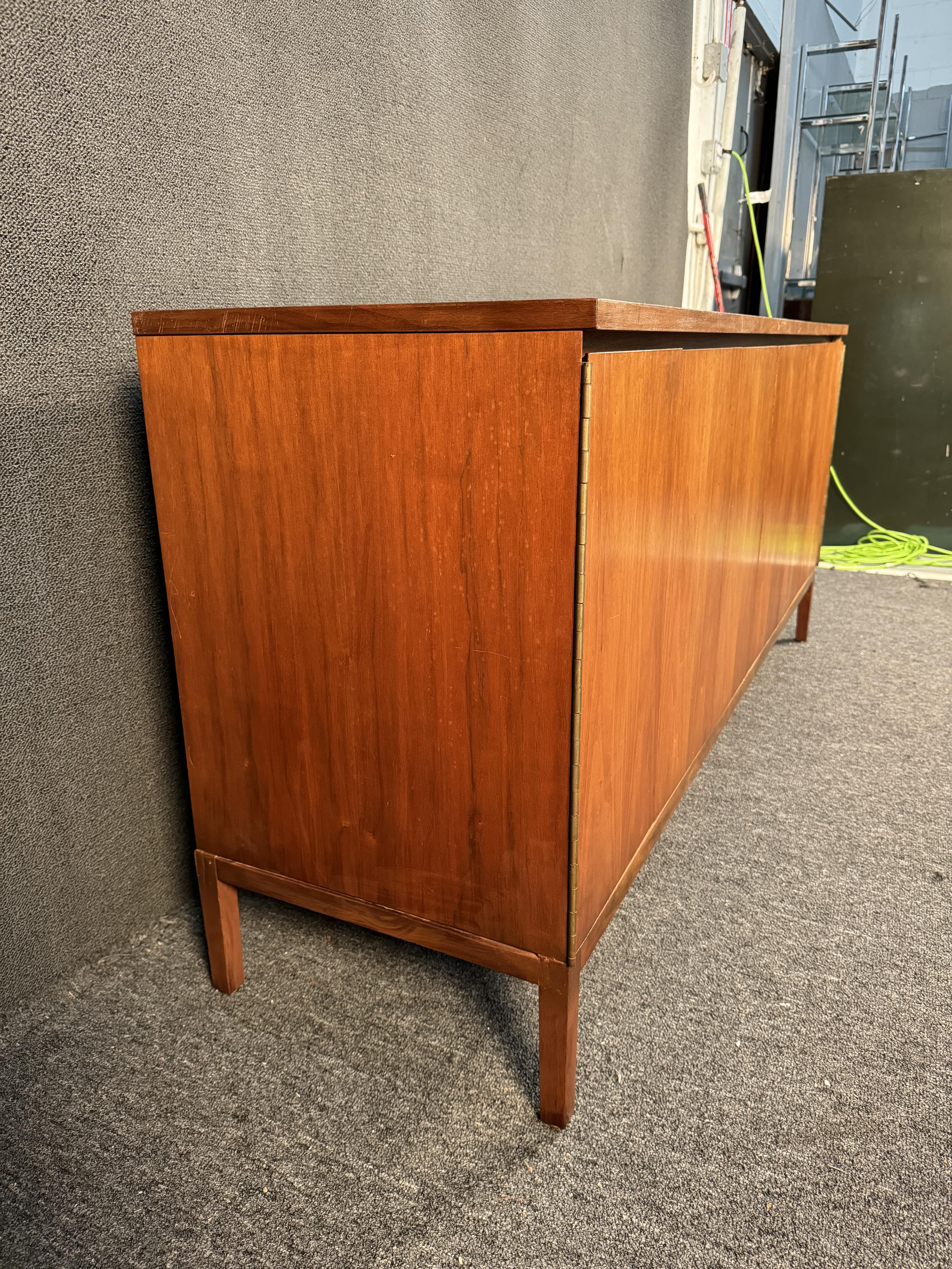 XX secolo Paul McCobb - Credenza di Calvin Furniture in vendita