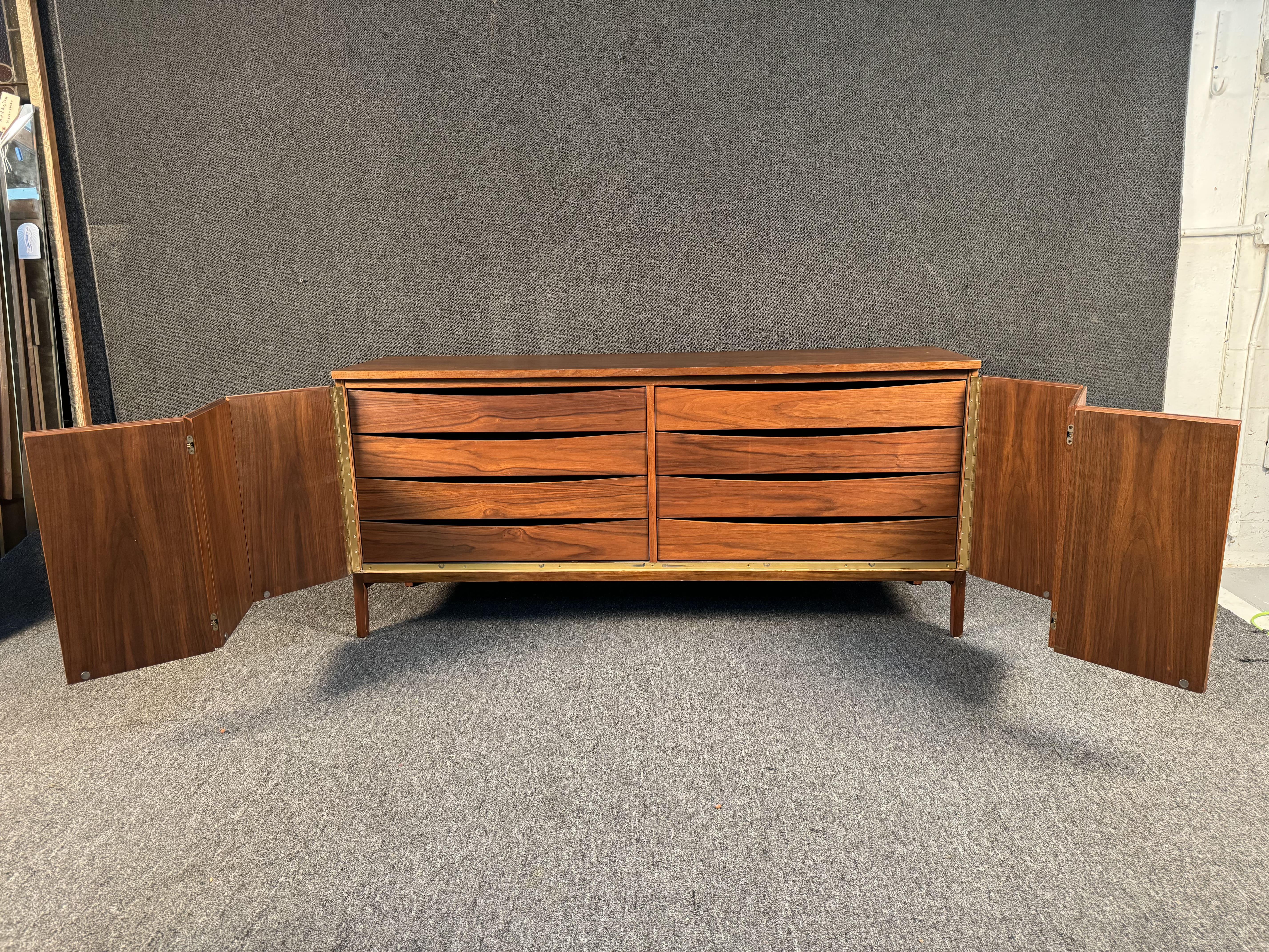 Paul McCobb - Credenza di Calvin Furniture in vendita 1