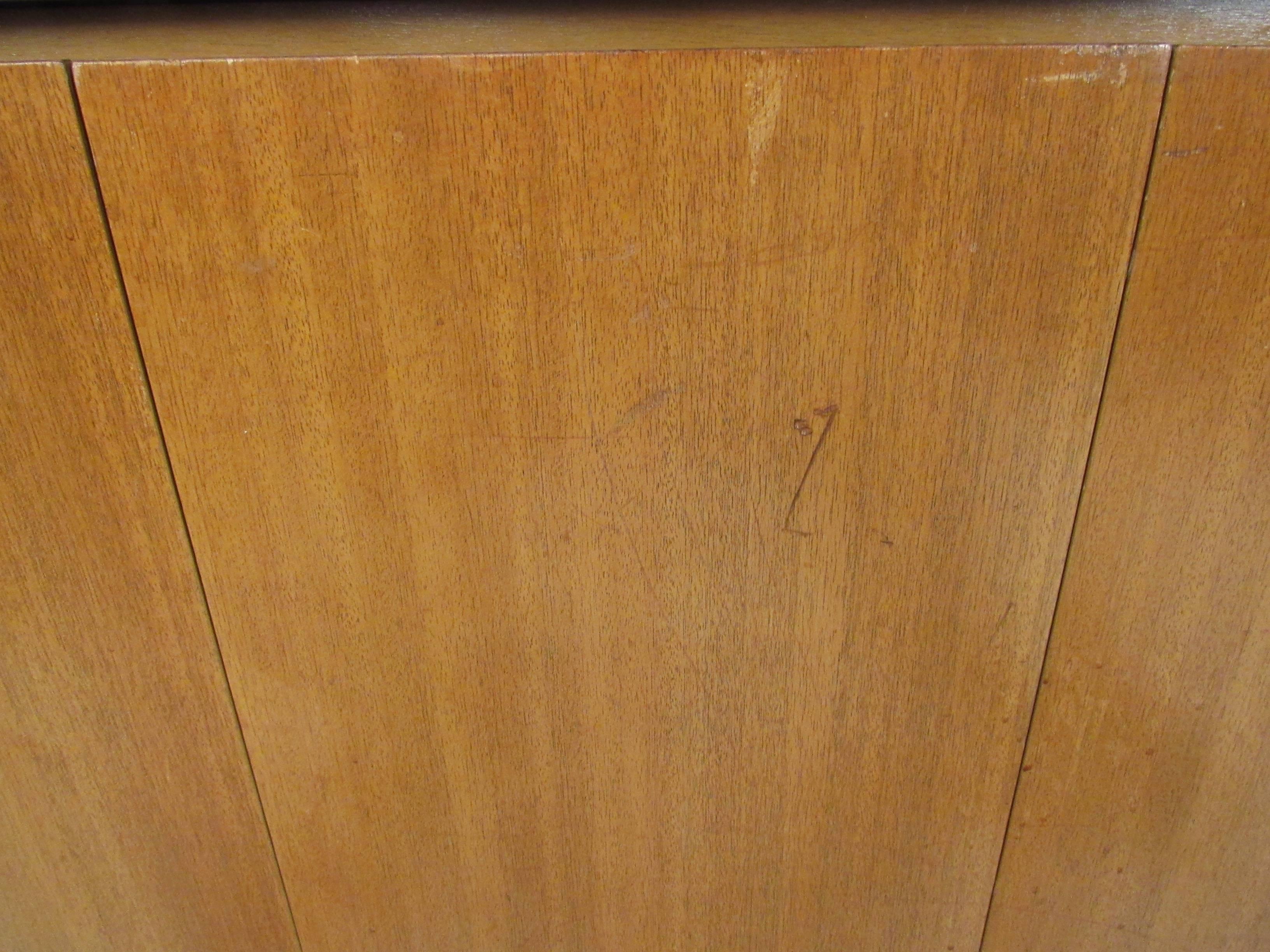Credenza Paul McCobb con piano in travertino in vendita 8