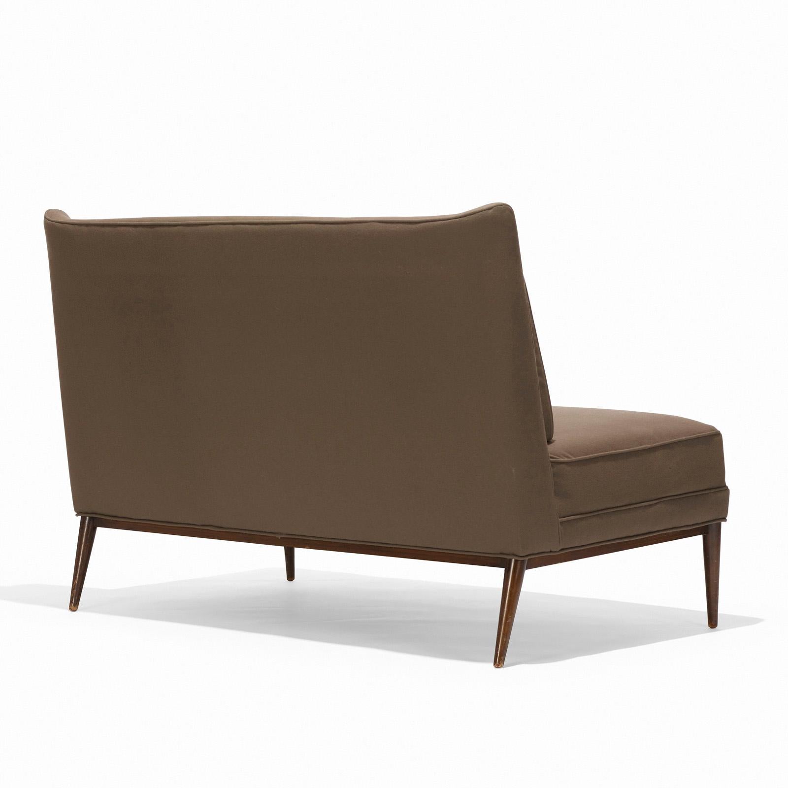 Geschwungenes Sofa mit geflügelter Rückenlehne, entworfen von Paul McCobb für Directional, amerikanisch, ca. 1950er Jahre. Dieses Sofa wird derzeit aufgearbeitet und neu gepolstert und kann in einer Farbe Ihrer Wahl fertiggestellt und mit einem