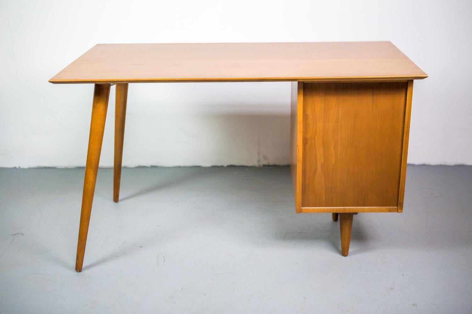 Paul McCobb Desk for Planner Group in Solid Maple, 1950s In Excellent Condition In Berlin, DE