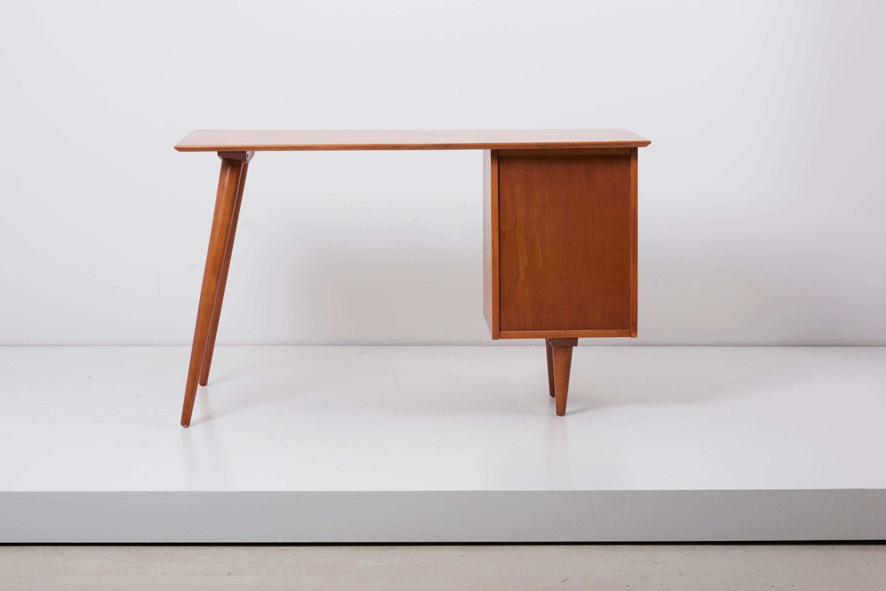 Paul McCobb Desk for Planner Group in Solid Maple, 1950s In Good Condition In Berlin, DE