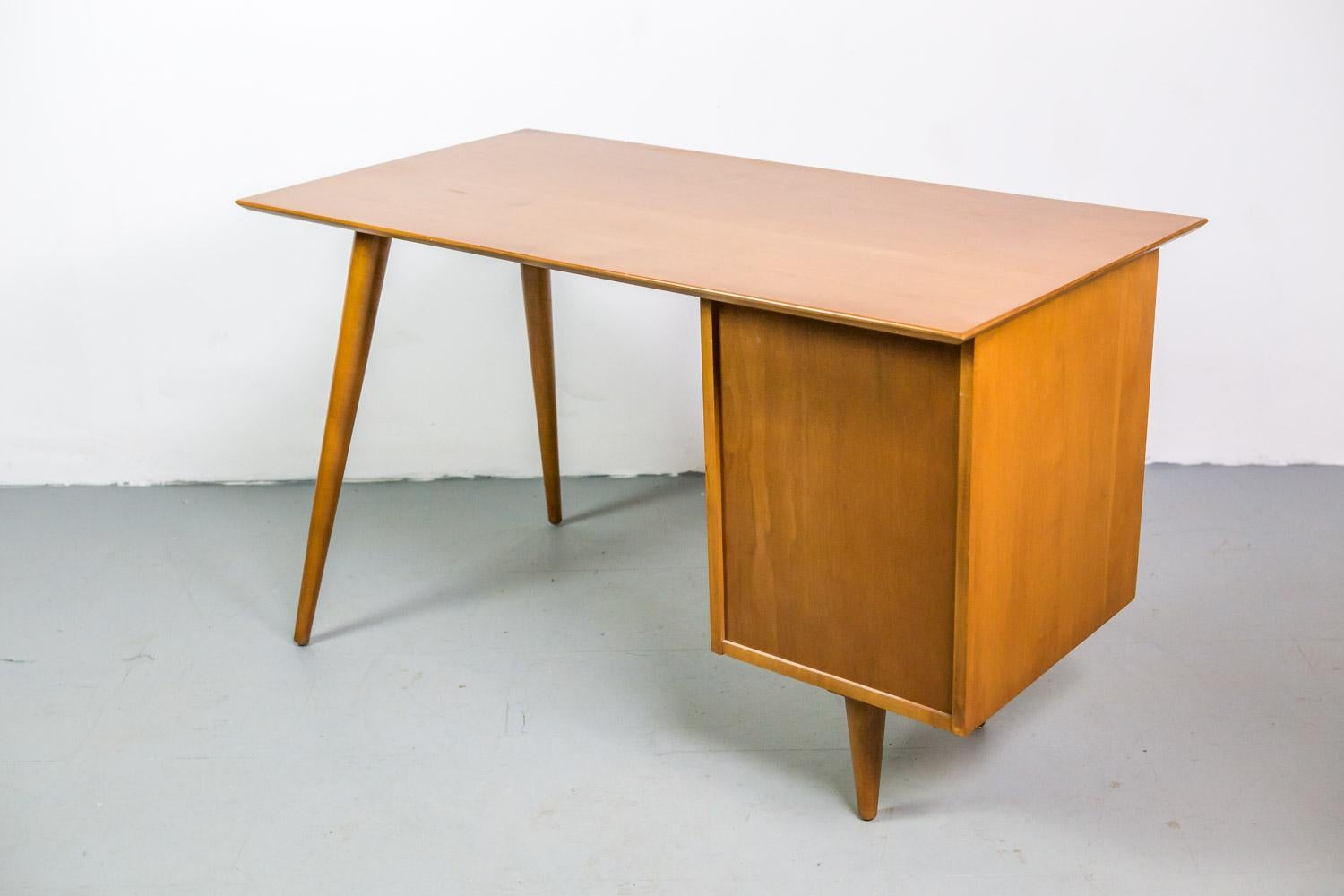 Mid-20th Century Paul McCobb Desk for Planner Group in Solid Maple, 1950s