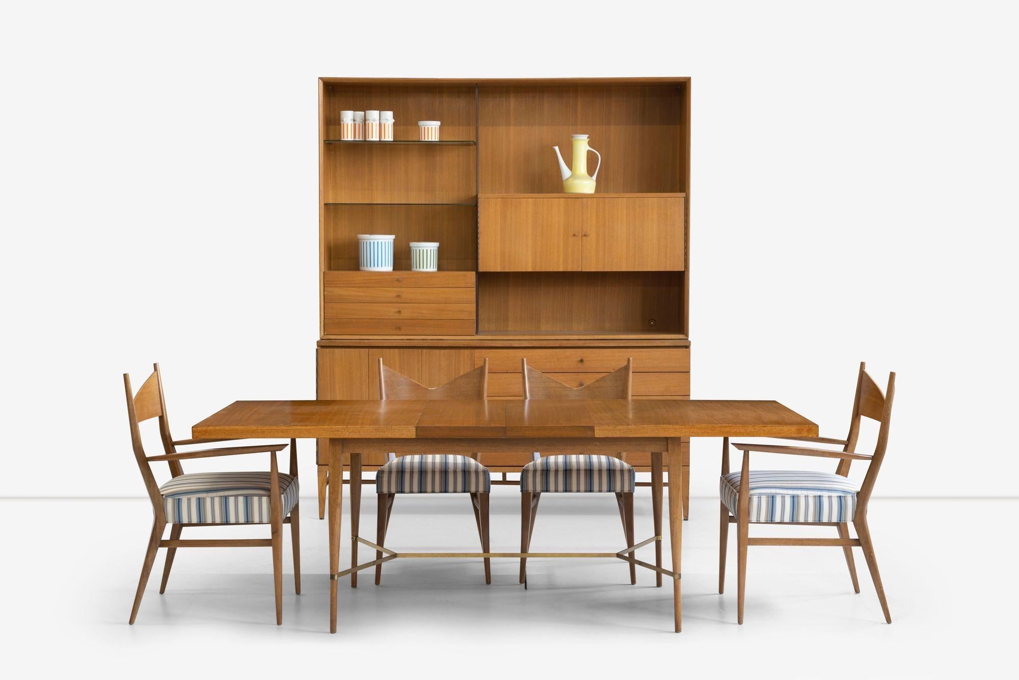Sedie da pranzo Paul McCobb per Directional Set di sei sedie, quattro modello-1080 senza braccioli e due modello-1082 con braccioli, in legno massiccio di mogano con schienali a fiocco e sedili imbottiti.
Tavolo e mobile di McCobb venduti