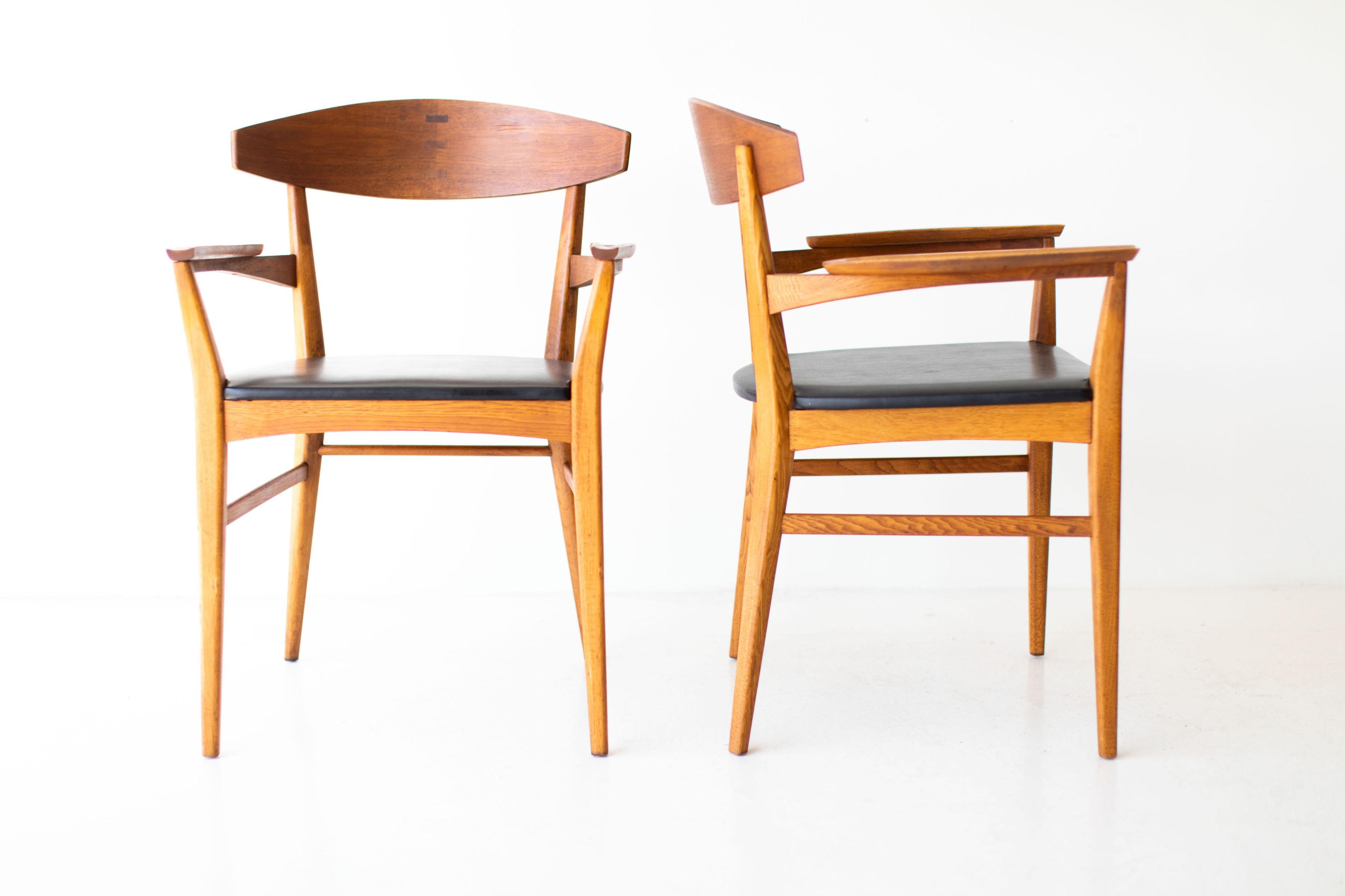 Designer: Paul McCobb.

Manufacturer: Lane
Period/Model: Mid-Century Modern.
Specs: Wood, vinyl.

Condition:

These Paul McCobb dining chairs for Lane's components line are vintage condition. The wood shows imperfections with age with