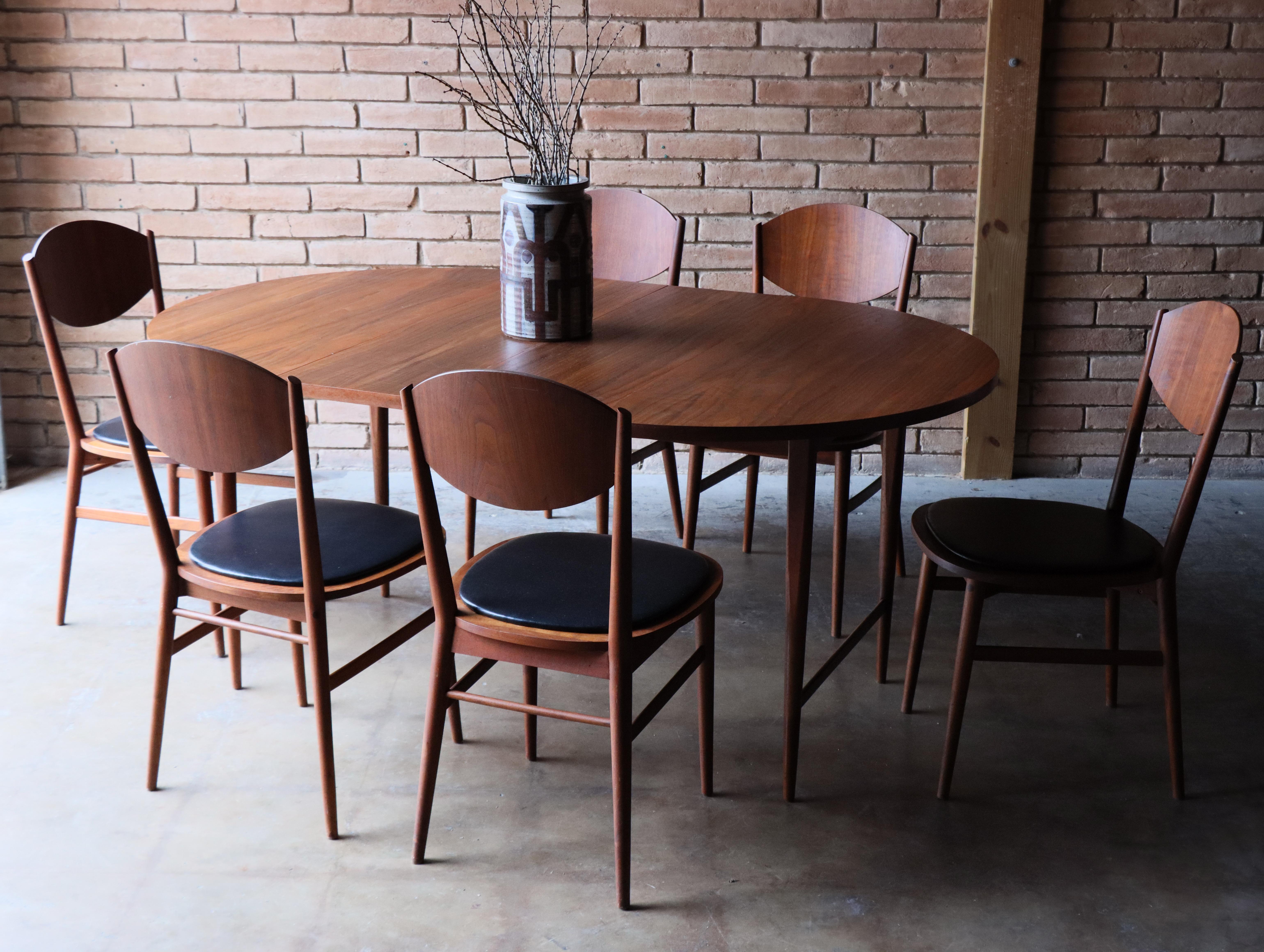 Non comune set da pranzo Paul McCobb per Lane, anni '60 circa. 

Questo set comprende un tavolo allungabile in noce di ottima fattura e sei sedie abbinate, che incarnano le linee pulite e la raffinatezza minimalista tipiche di McCobb. Il tavolo si