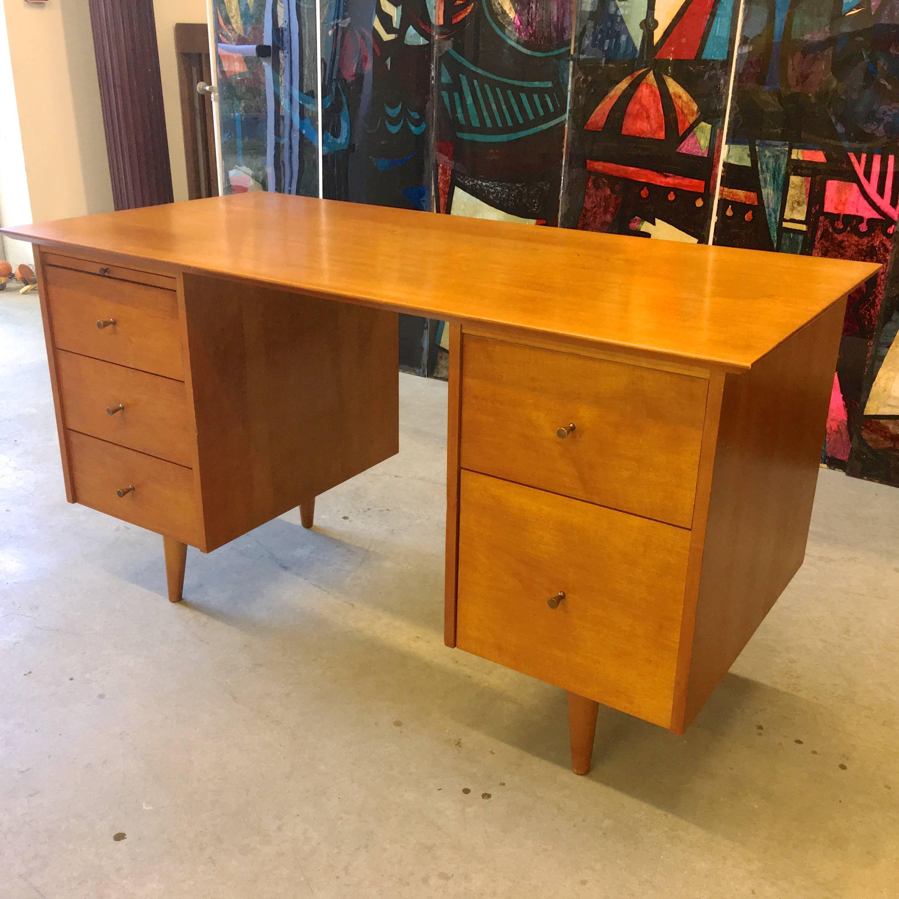 Paul McCobb Double Pedestal Desk from the Planner Group In Good Condition In Hanover, MA