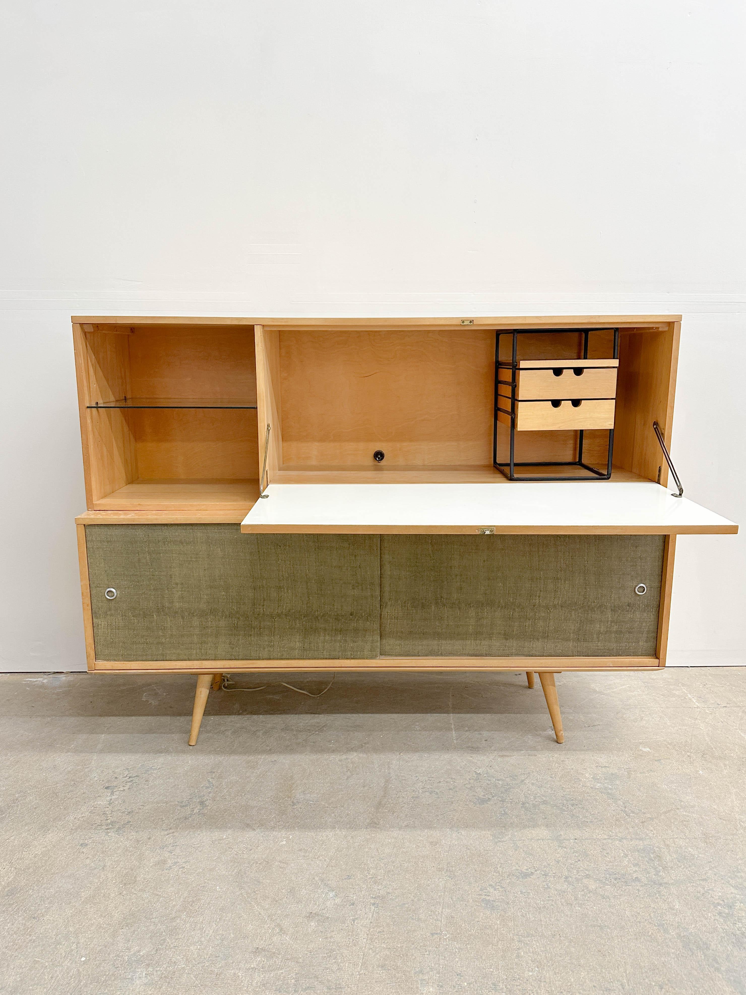 Escritorio abatible Paul McCobb vintage con credenza sobre banco fabricado por Winchendon en la década de 1950. Este magnífico escritorio minimalista con organizador, que forma parte del popularísimo Planner Group de McCobb, que puso la elegancia