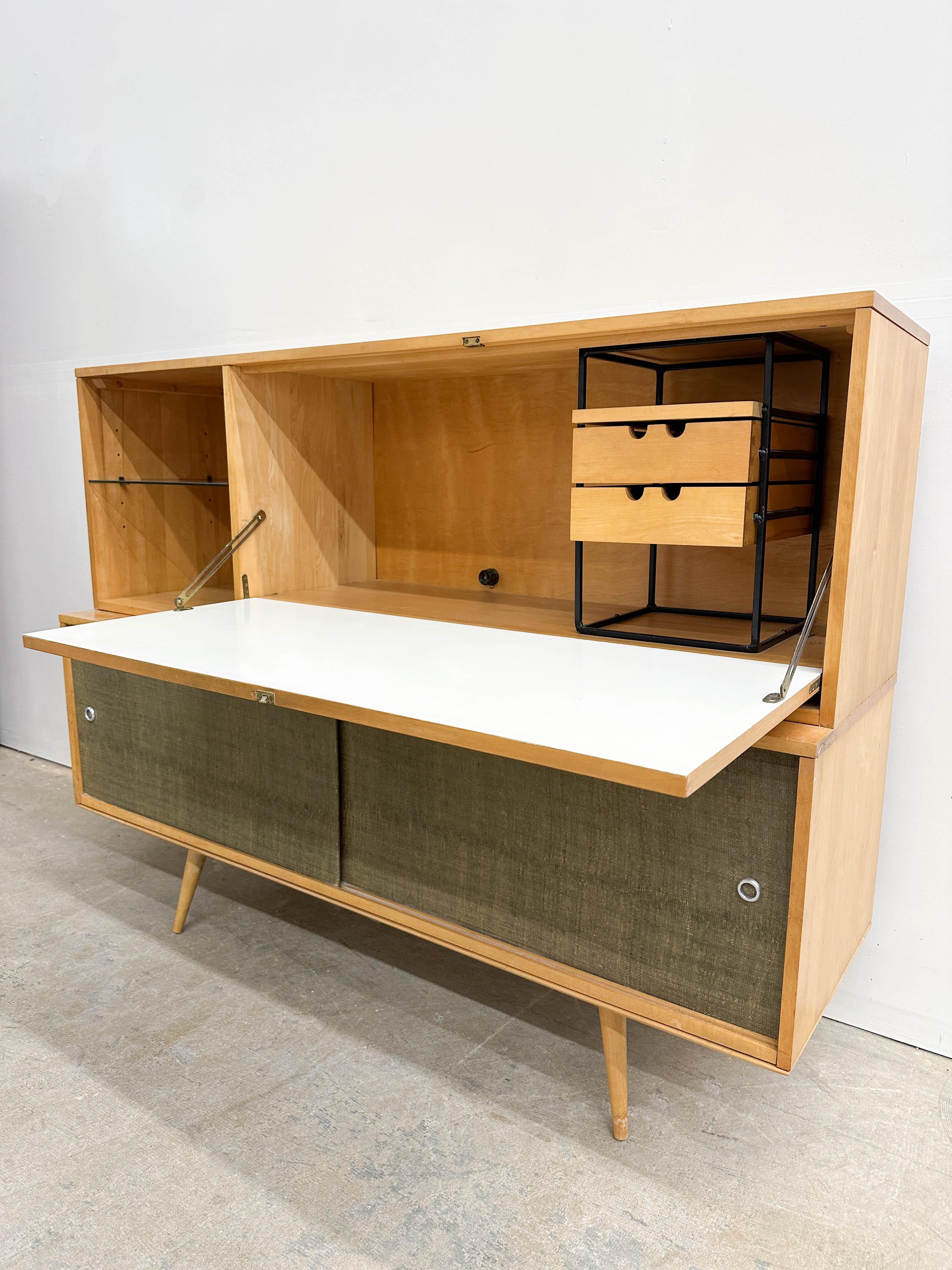 Escritorio abatible y Credenza Paul McCobb para Winchendon siglo XX en venta