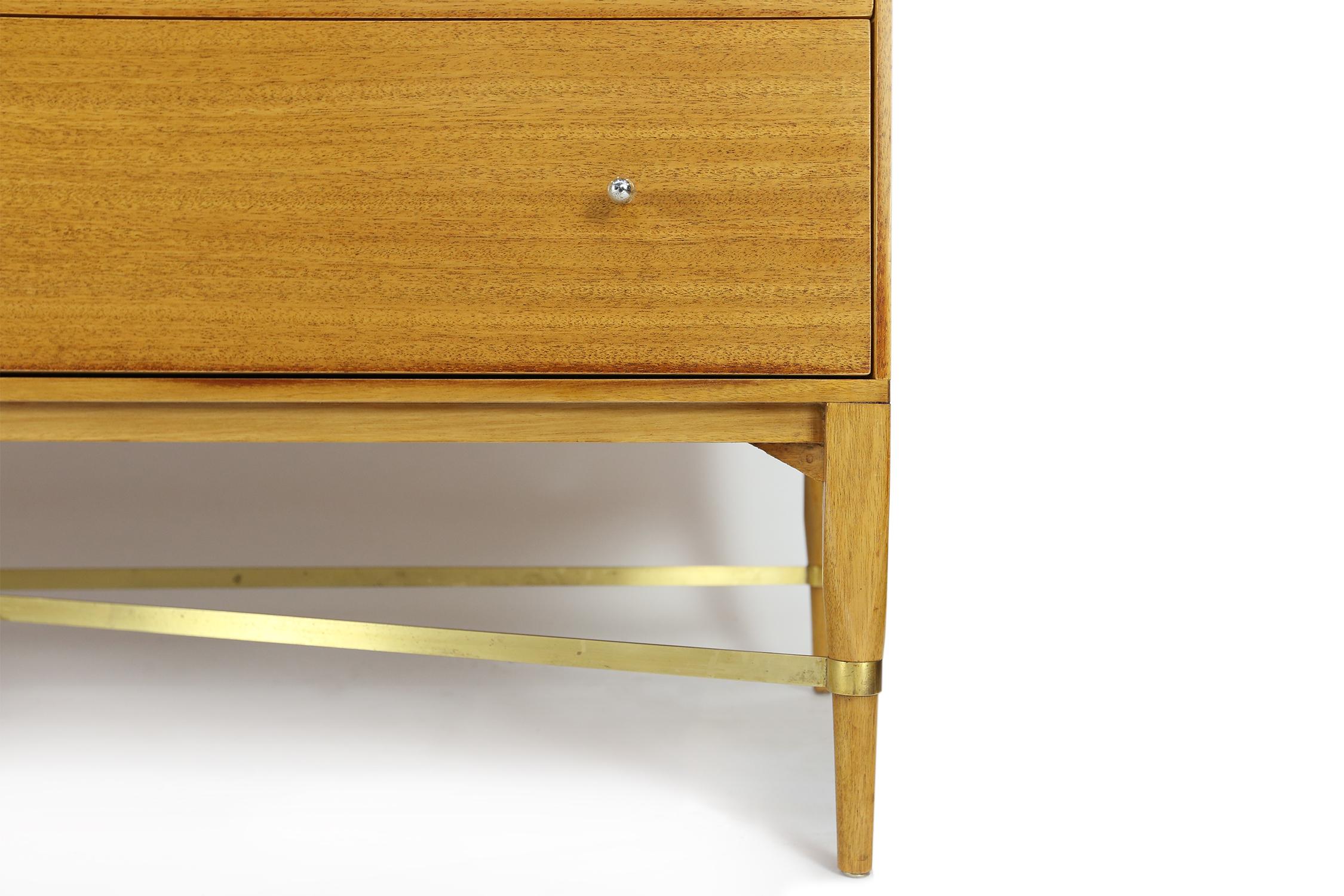 Paul McCobb Eight-Drawer Chest in Mahogany with Brass Cross Stretchers im Zustand „Gut“ in Ghent, BE