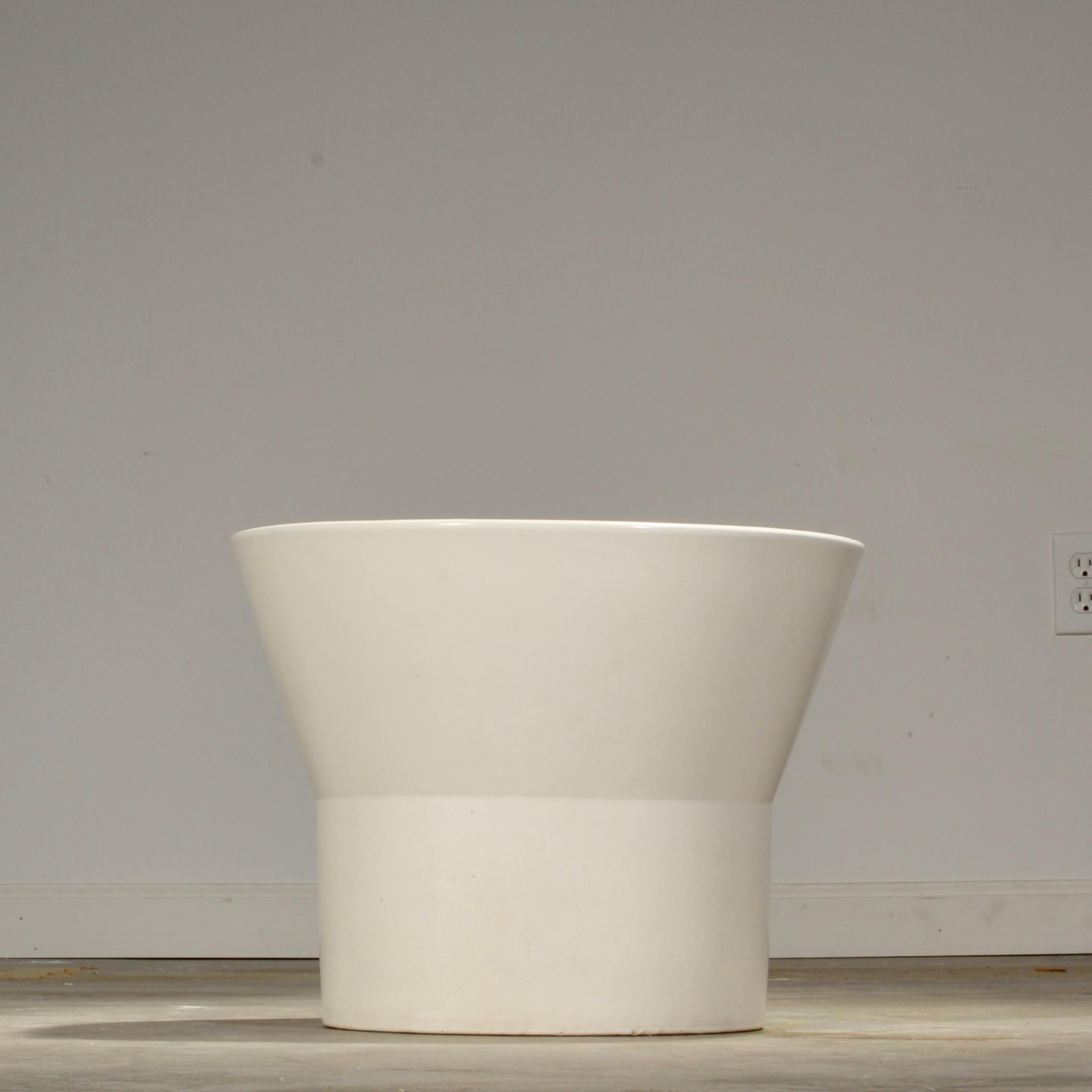 Weißer M-2-Pflanzgefäß von Paul Mccobb für Architectural Pottery, 1964 im Angebot 1