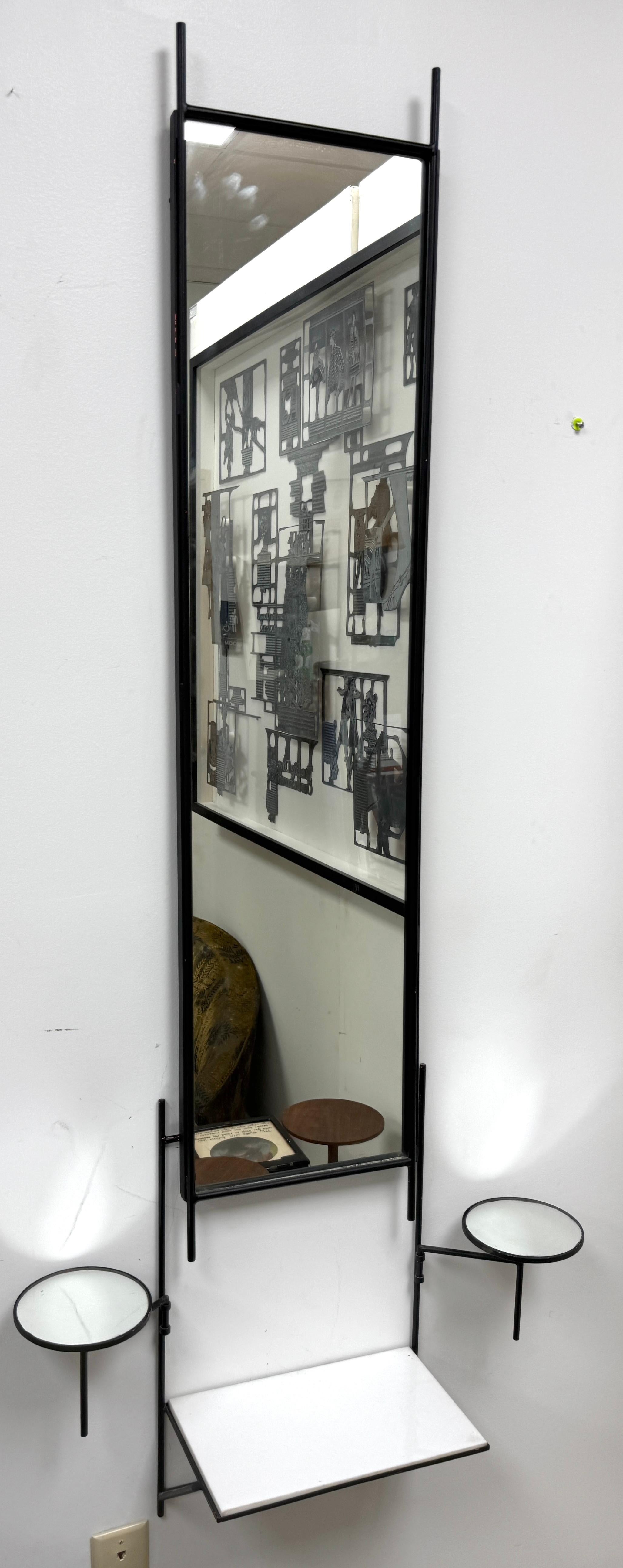 Paul McCobb pour Bryces Originals Console à miroir mural, vers 1950

Rare et raffinée console-miroir murale de style Mid-Century Modern, conçue par Paul McCobb pour Bryces Originals, datant des années 1950. Cette pièce sculpturale est définie par