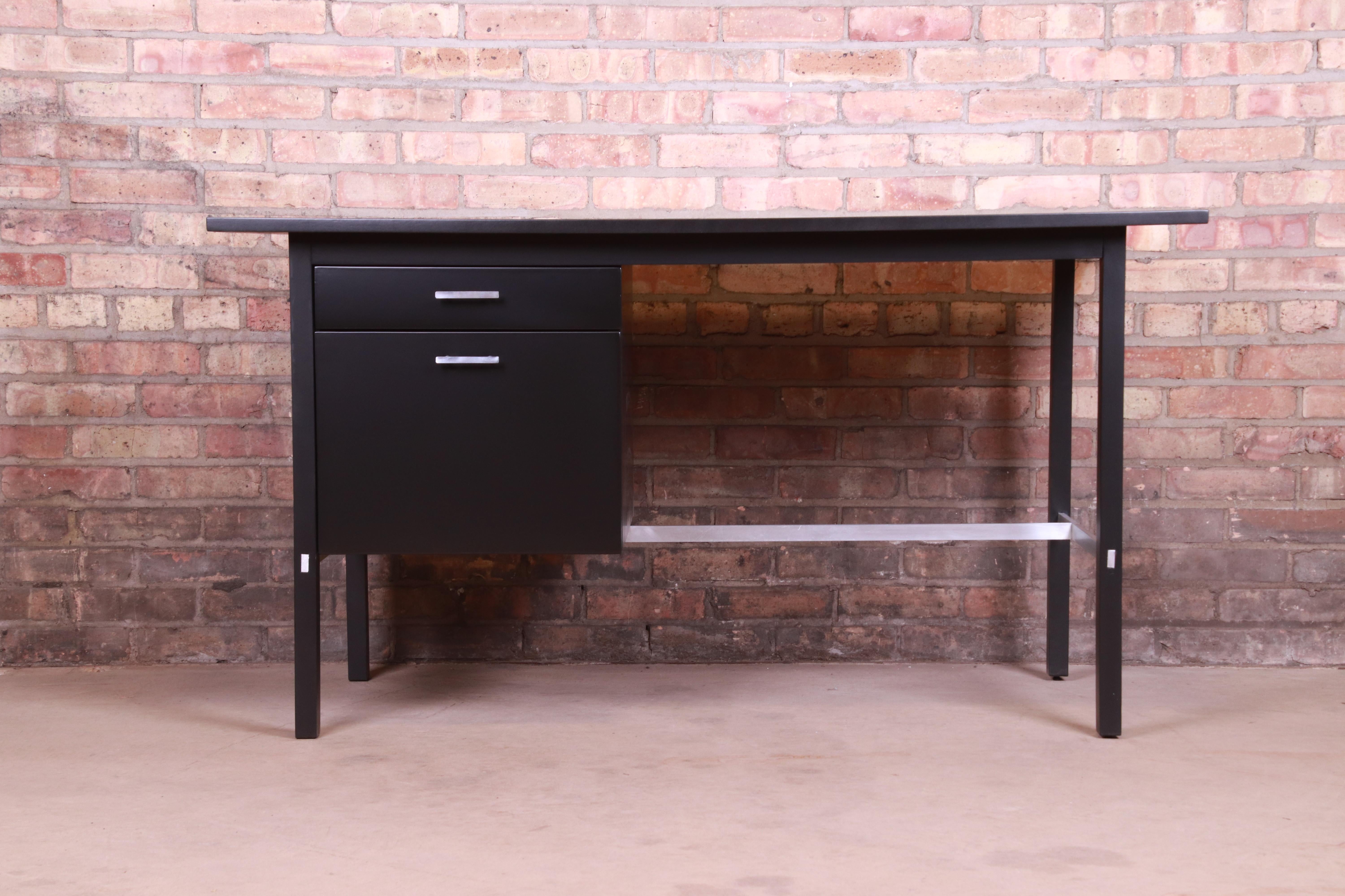 An exceptional Mid-Century Modern writing desk

By Paul McCobb for Calvin Furniture,

USA, 1950s

Black lacquered walnut, with original aluminum hardware and stretchers.

Measures: 54